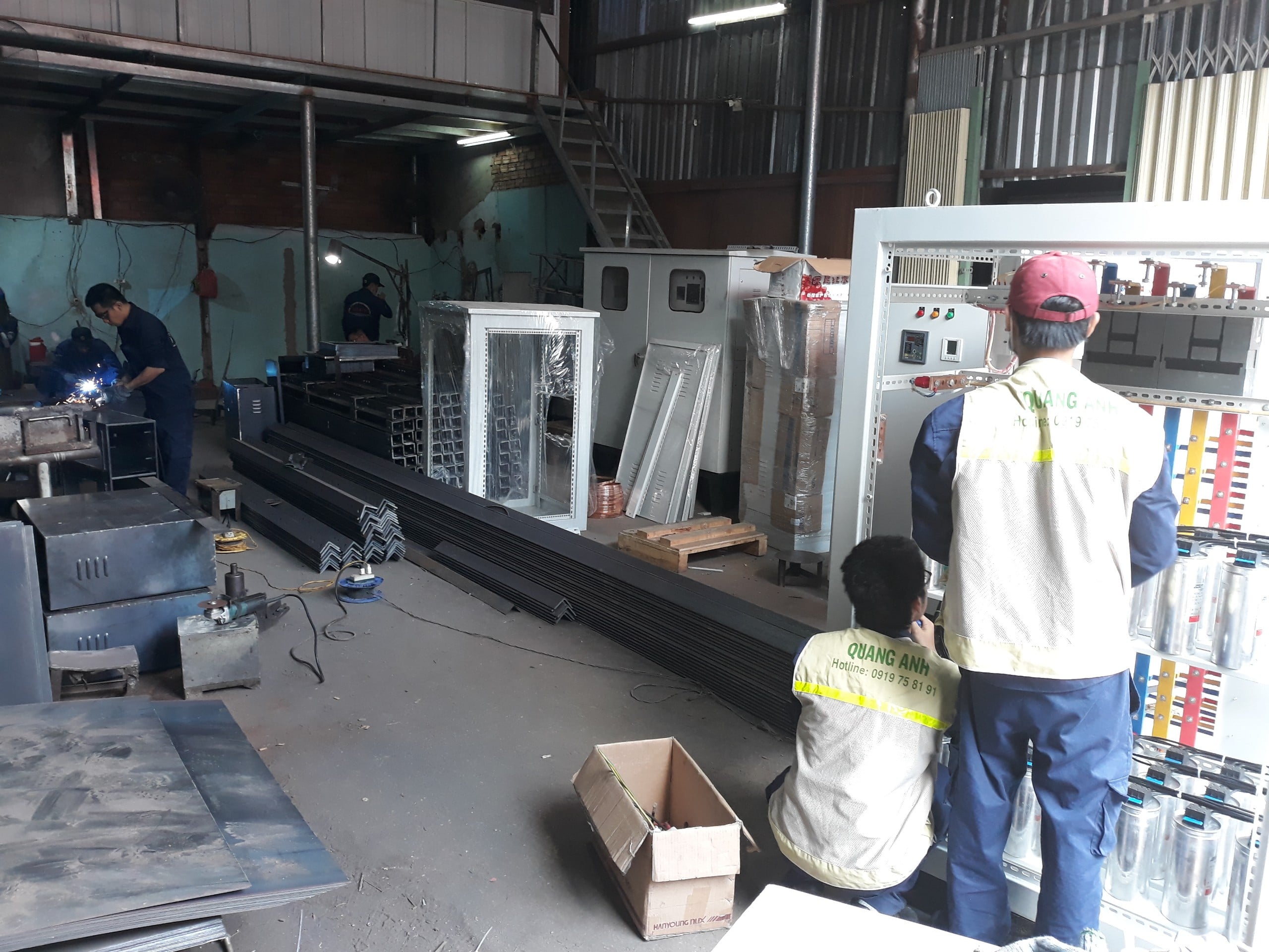 Ảnh tư liệu xưởng lắp ráp tủ tụ bù và tủ điện công nghiệp