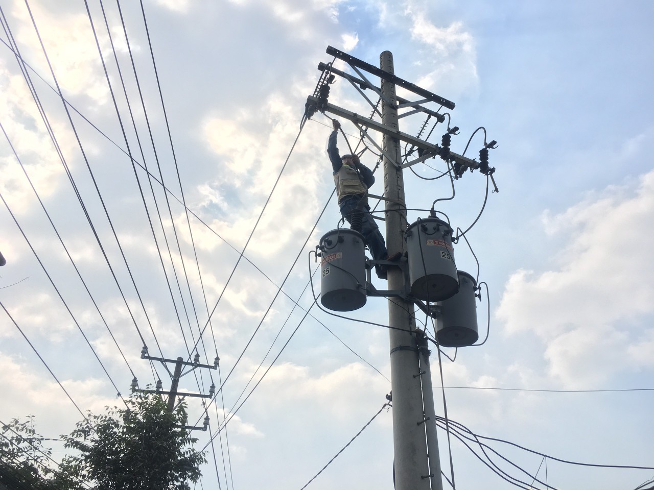 Quang Anh CGTE build pole mounted transformers to fit specific applications from 3x15KVA through 3x100KVA, with primary voltage ratings up to 22kv. In addition, we have single-phase pole-type transformers from 15KVA to 100KVA.