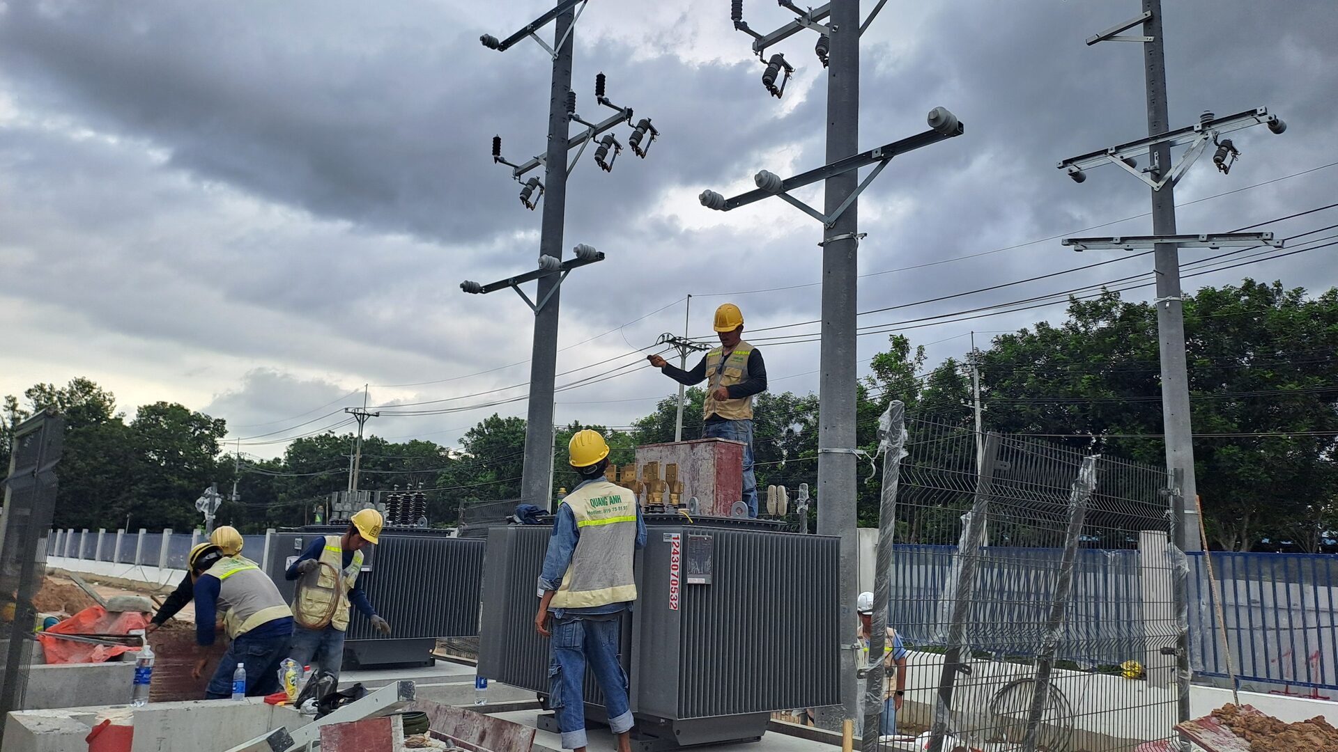 Ảnh lưu trữ QuangAnhcons về máy biến áp và giao diện nguồn tại PCC