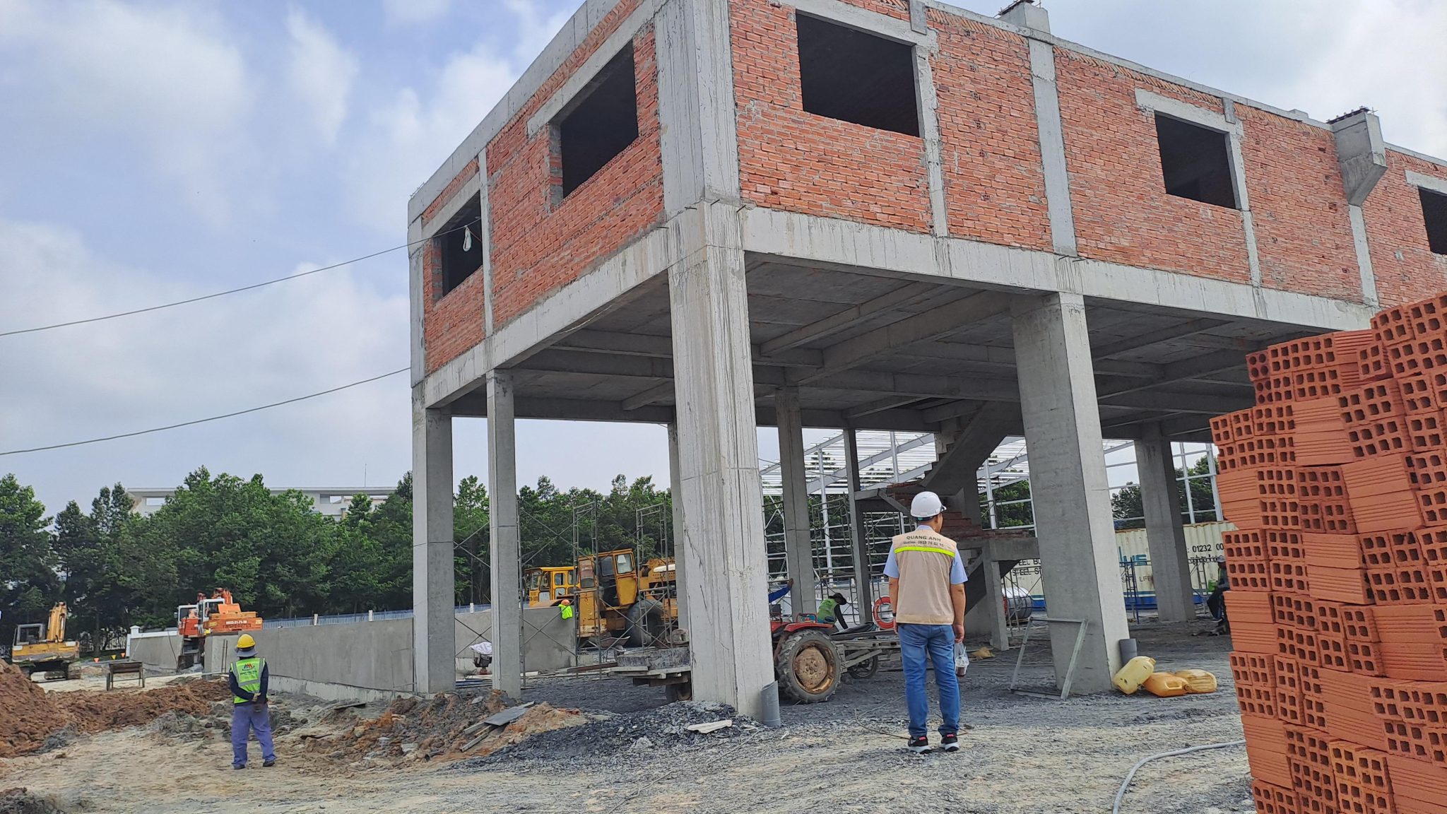 Thiết bị điện phụ trợ tại trạm sạc Thiết bị điện phụ trợ tại trạm sạc