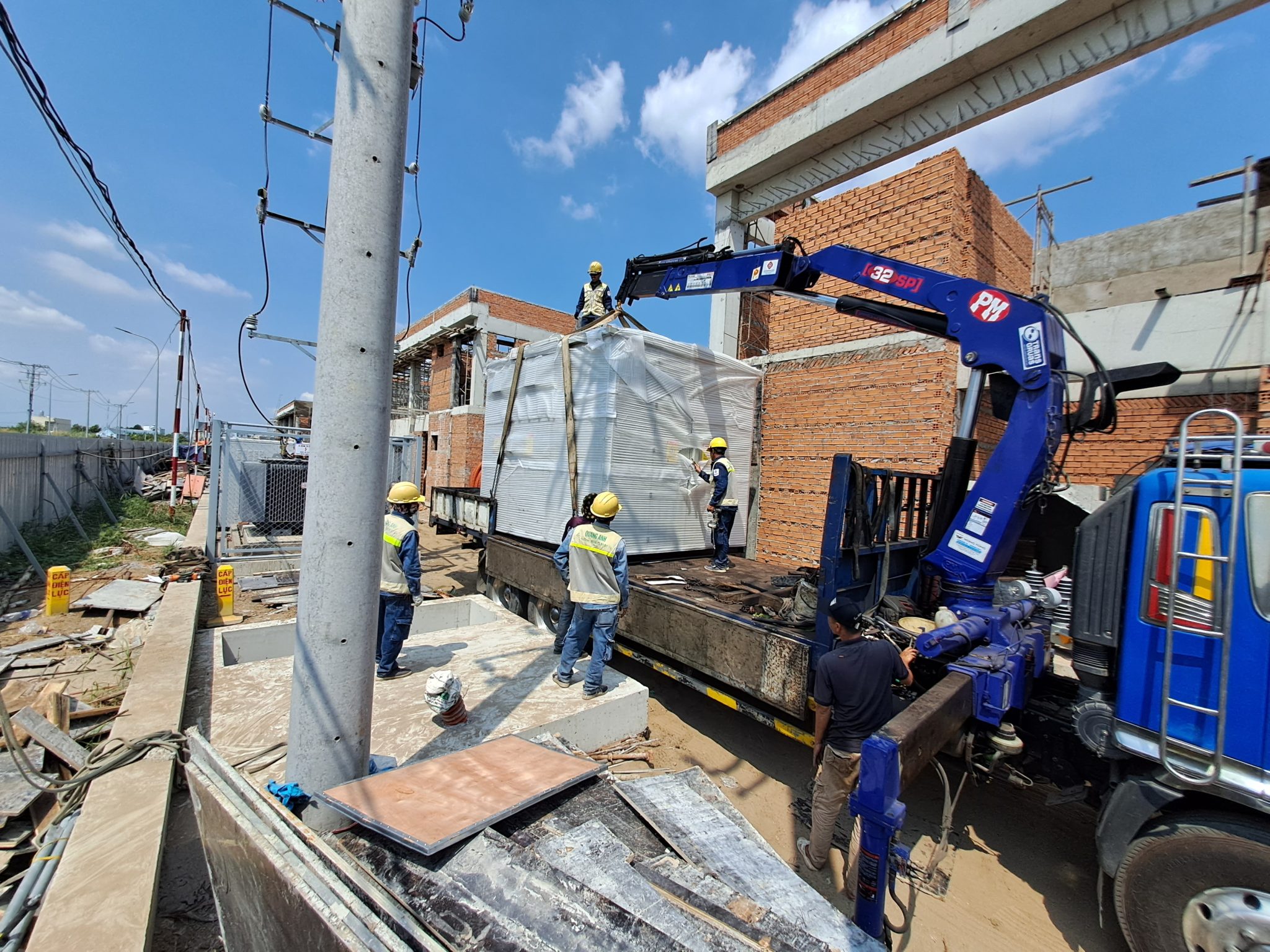 充電ステーションの建設に必要な書類 A pile of legal papers and blueprints for electric vehicle charging station.