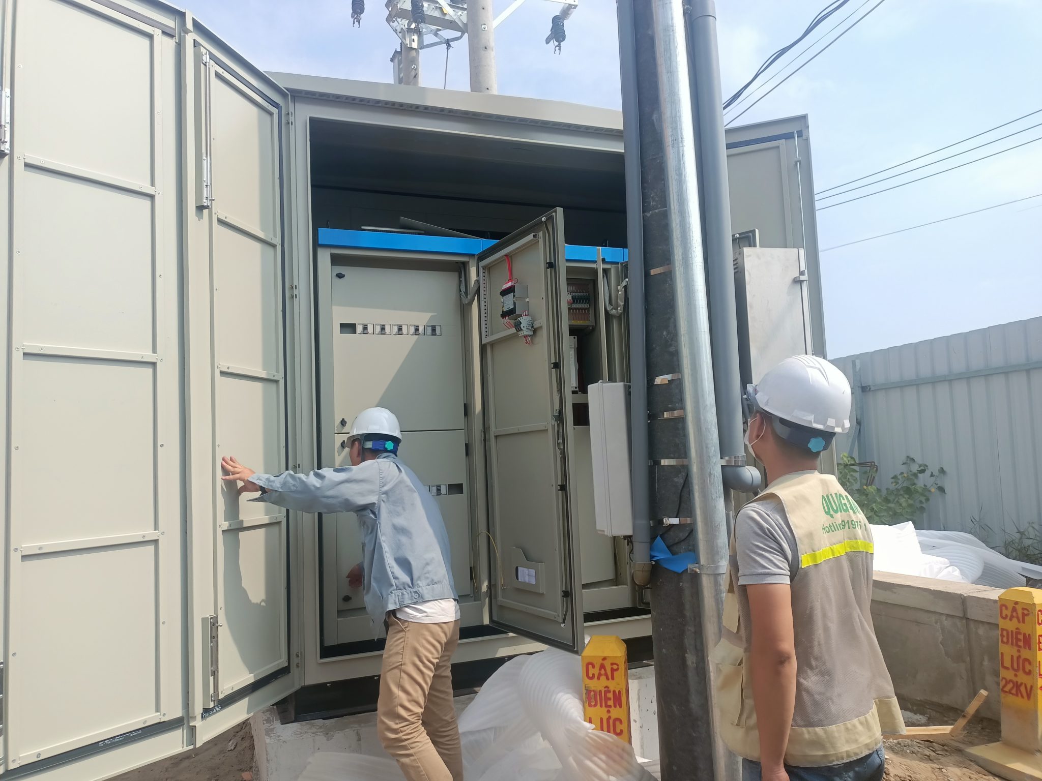 工場電気システムの構成部品の画像。