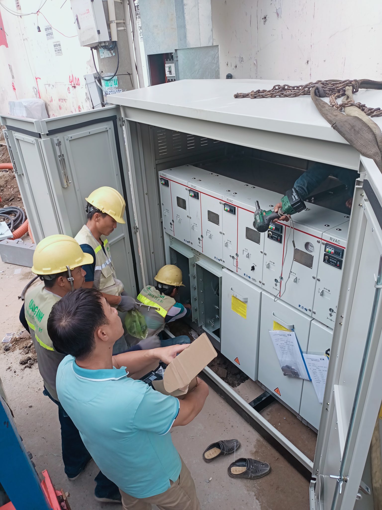 屋根の太陽光発電の利益 Rooftop solar panels showing savings and sustainability.