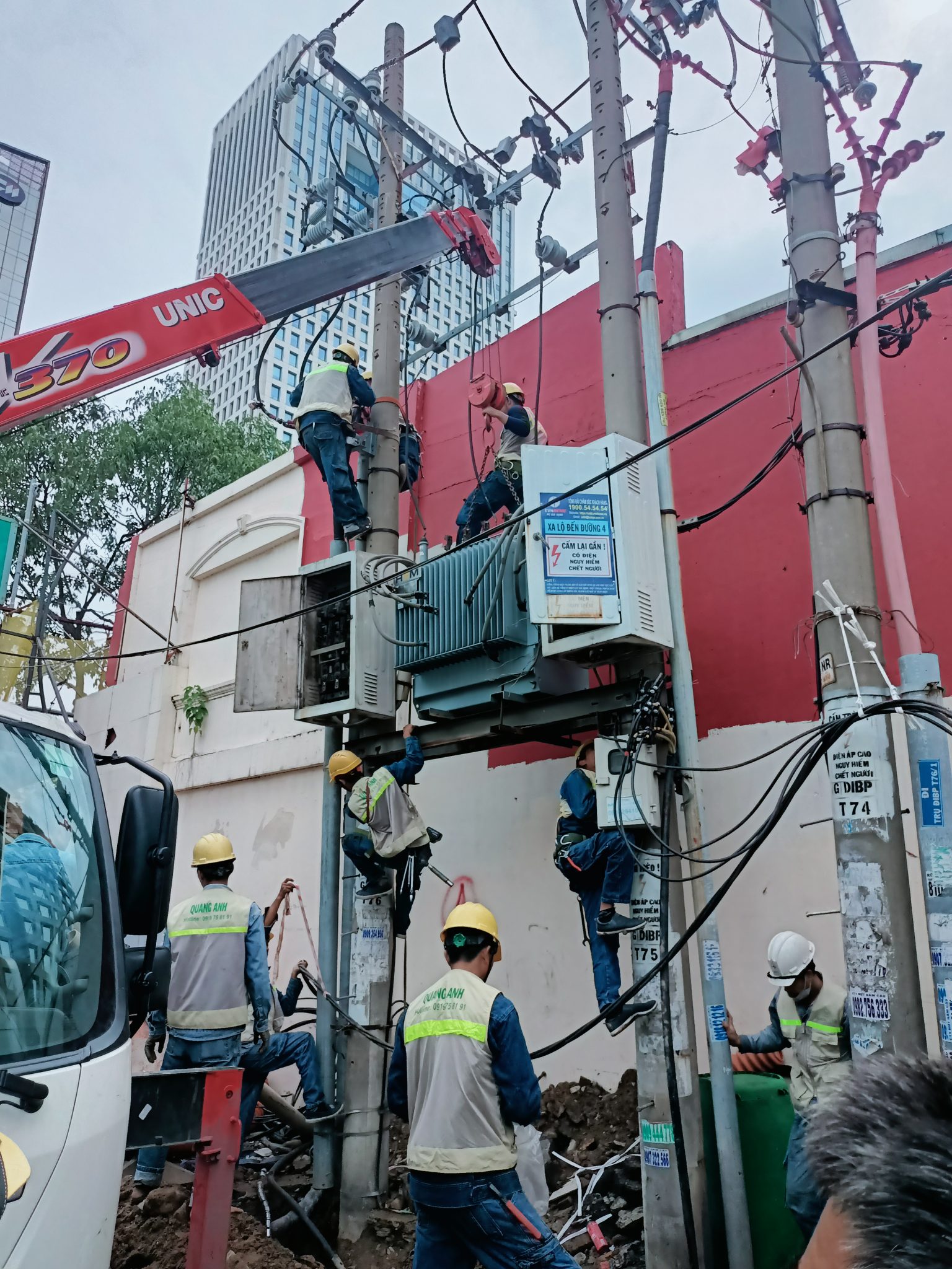 Kỹ sư đang lắp đặt hệ thống điện công nghiệp.
