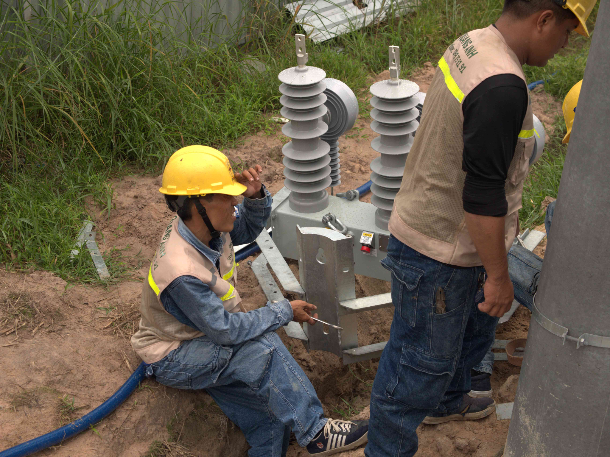 Hệ thống điện công nghiệp với trạm biến áp và bảng điều khiển tự động.