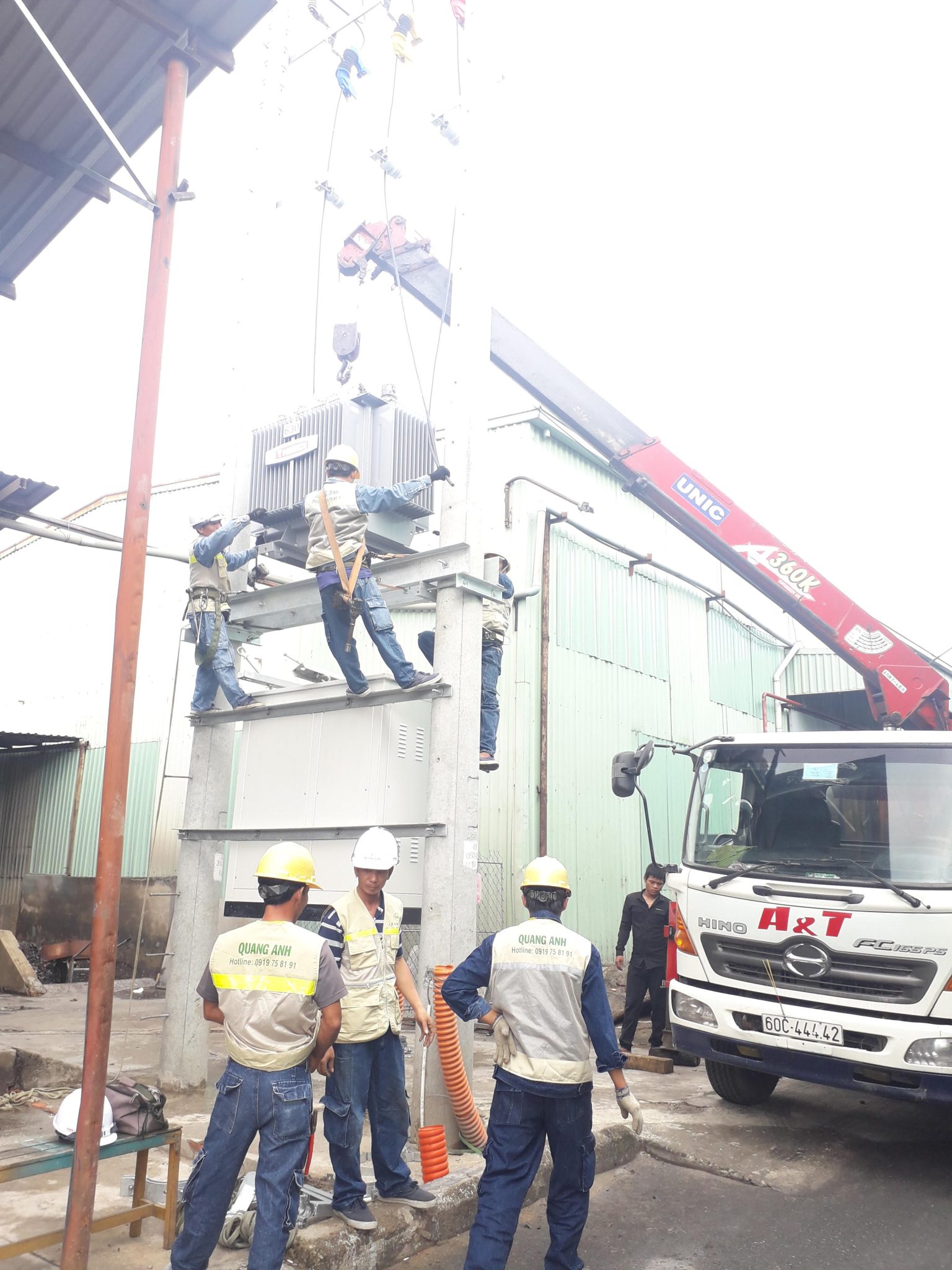 変電所プロジェクトのQuangAnhcons技術者。