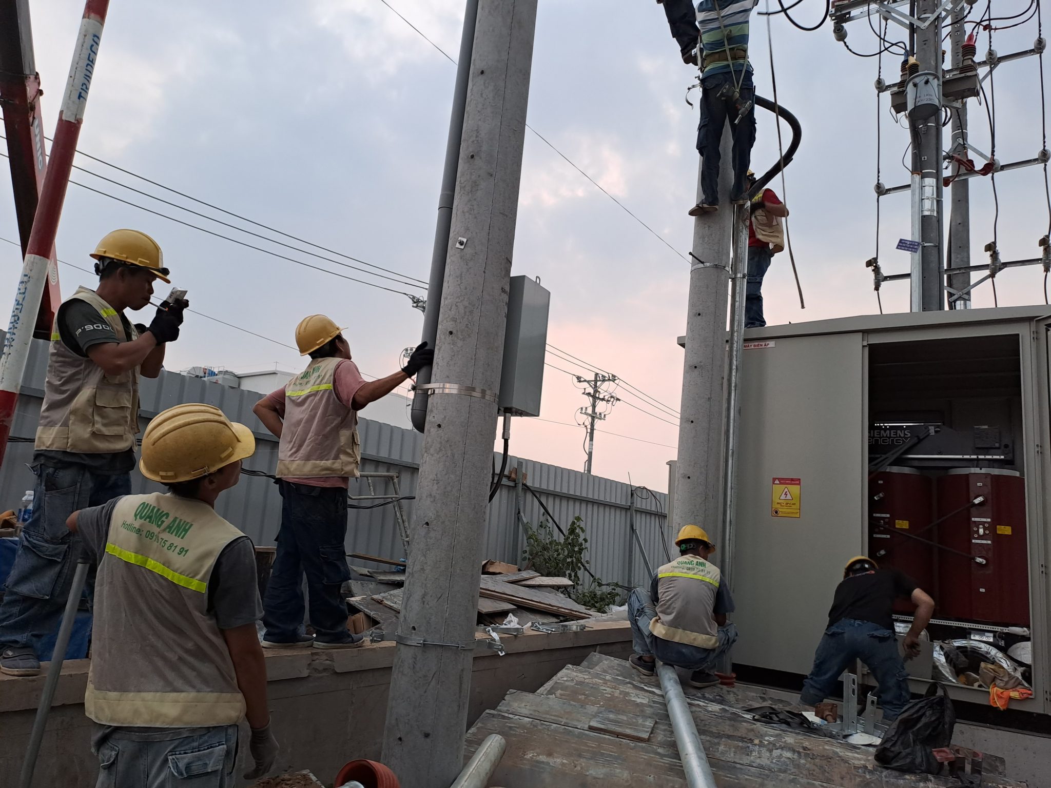 Trạm sạc công suất 180 kW Hình ảnh của một trạm sạc xe điện công suất cao 180 kW