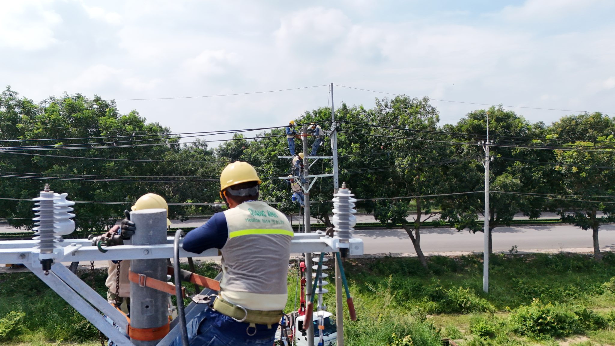 QuangAnhconsブランドの下で働く技術者がいる現代的な変電所。