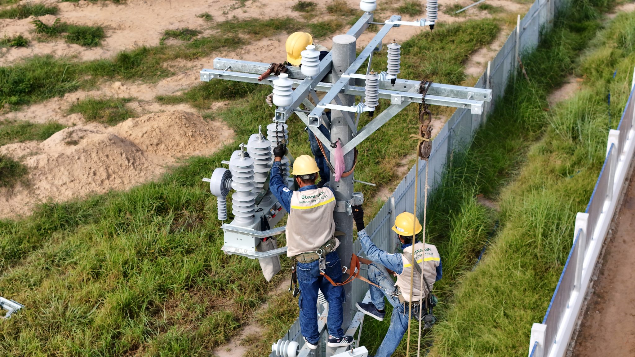 クアンアンコンスのトランスステーション 現代的な機器を使用して建設中のトランスステーション。