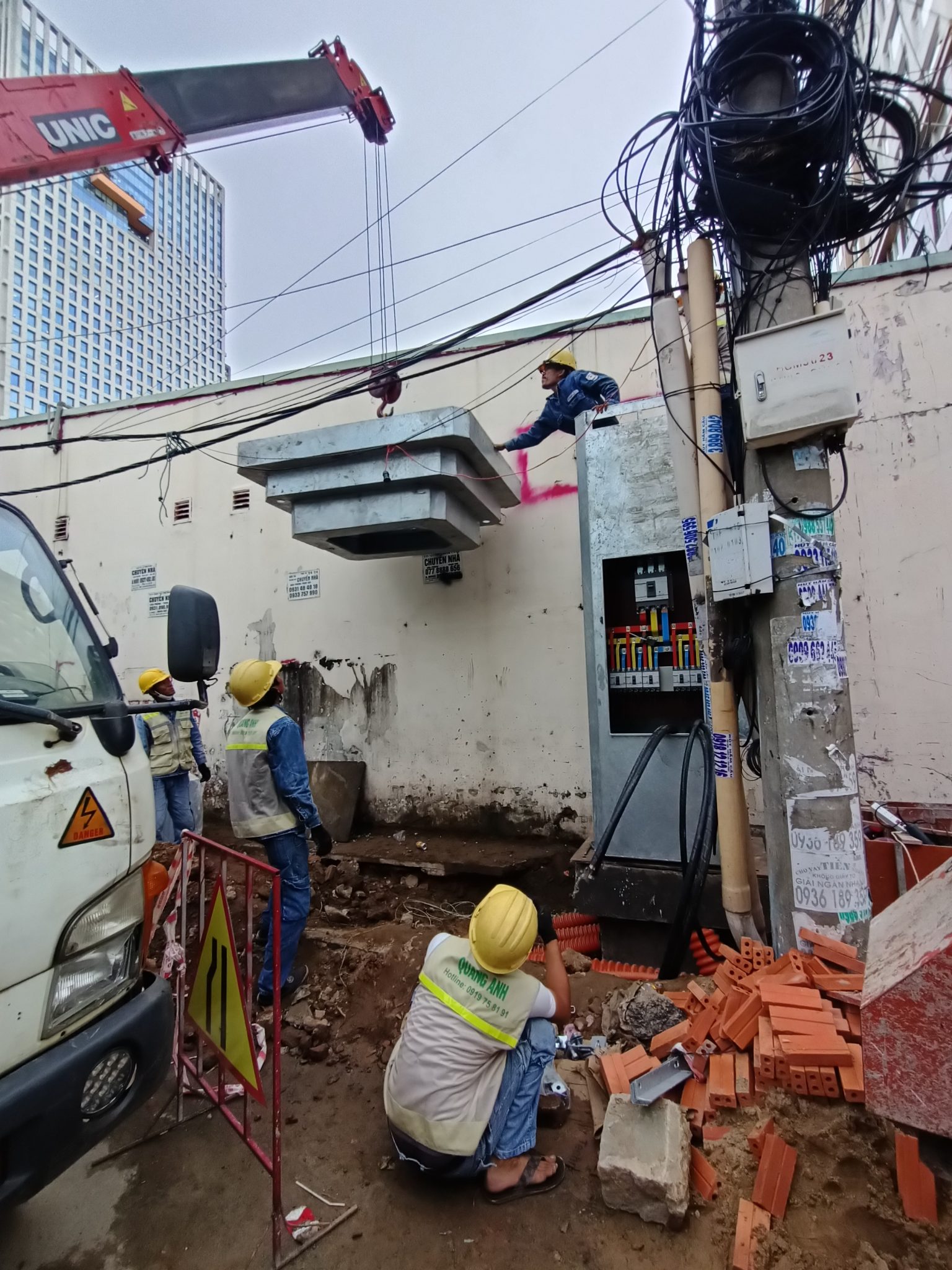 クアンアンコンスの技術者チーム クアンアンコンスの技術者チームが高圧電力伝送システムで作業中。