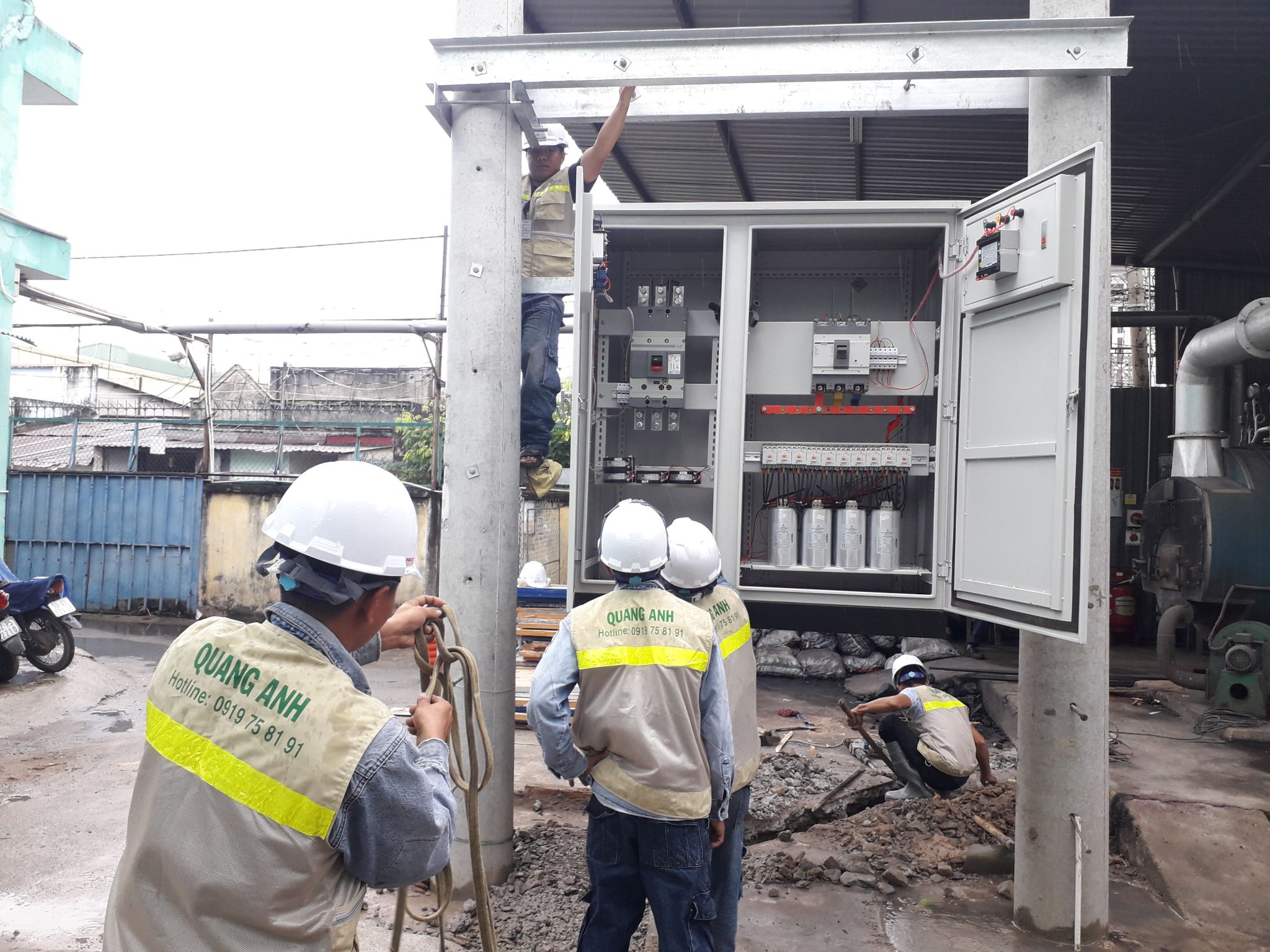 Services et processus techniques de QuangAnhcons. Ingénieur travaillant sur le système électrique d'une usine industrielle.