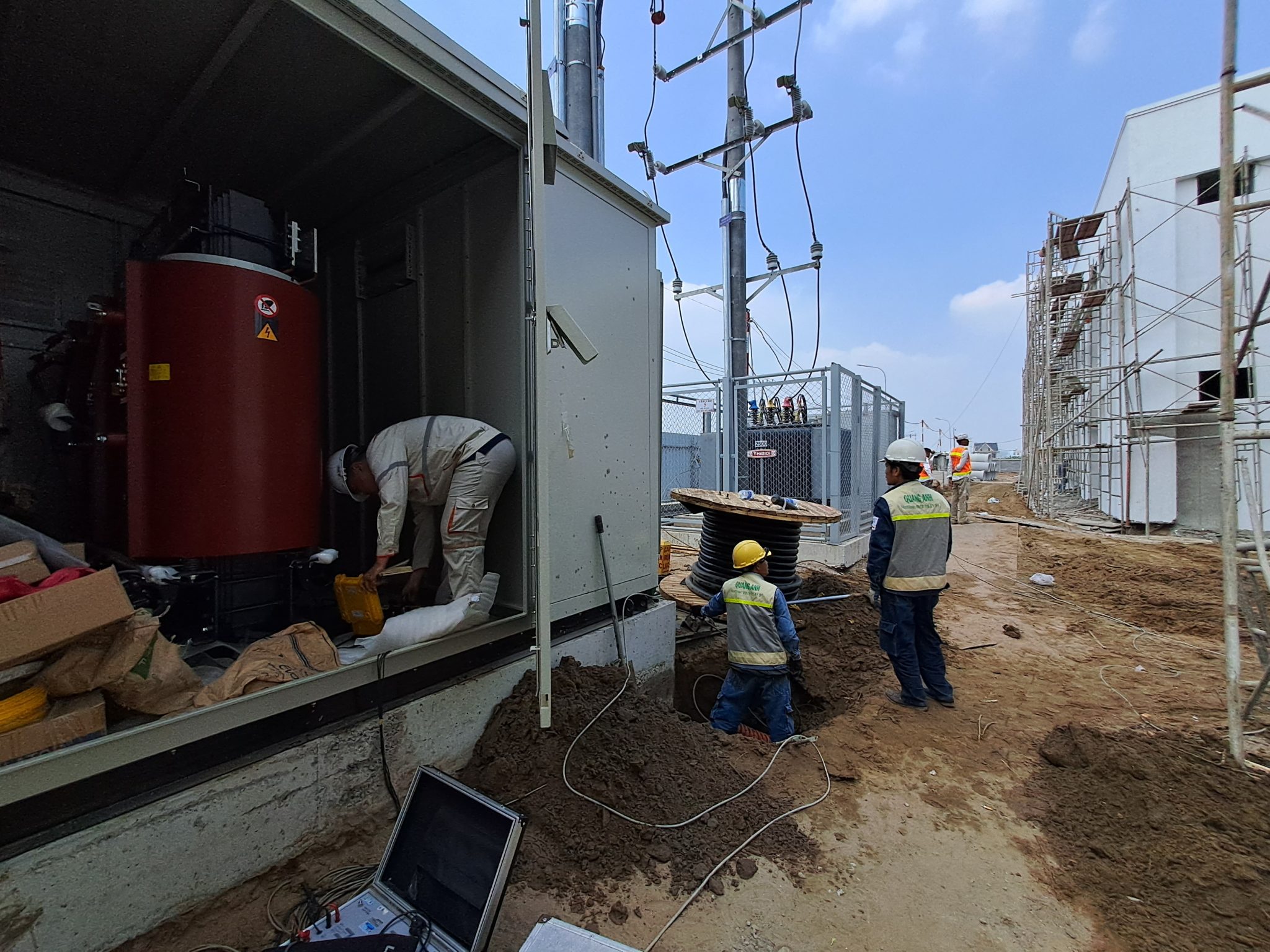 Trạm biến áp được kết nối với lưới điện.