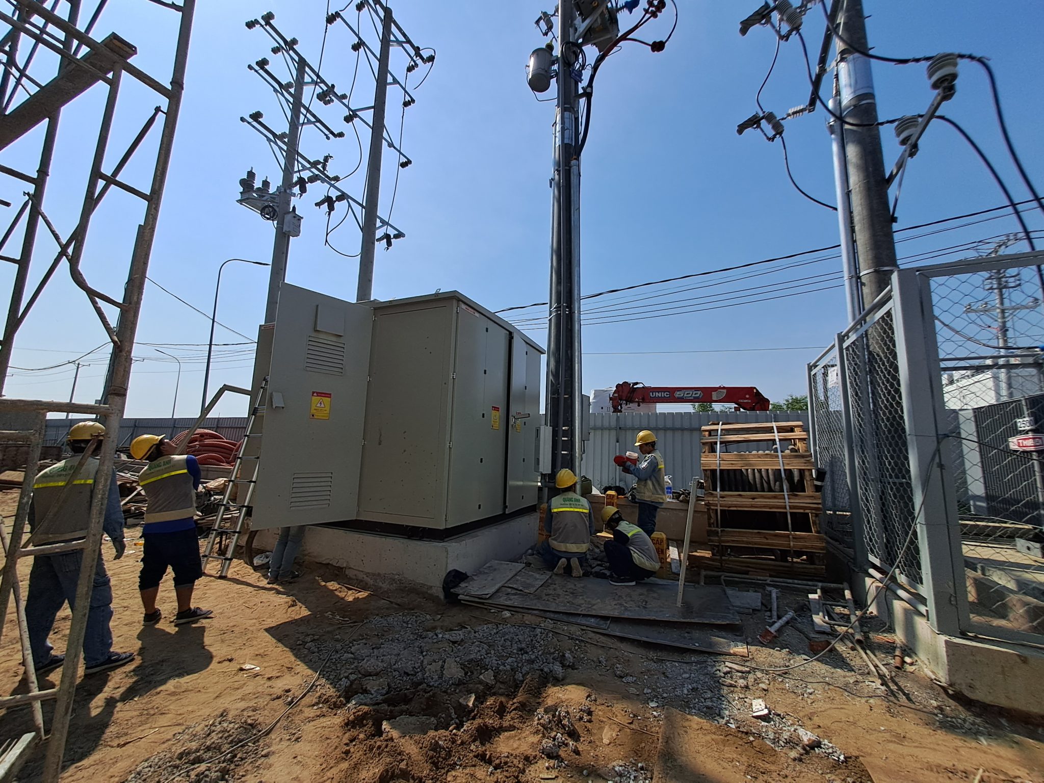 産業用途における1250kVA 変電所。
