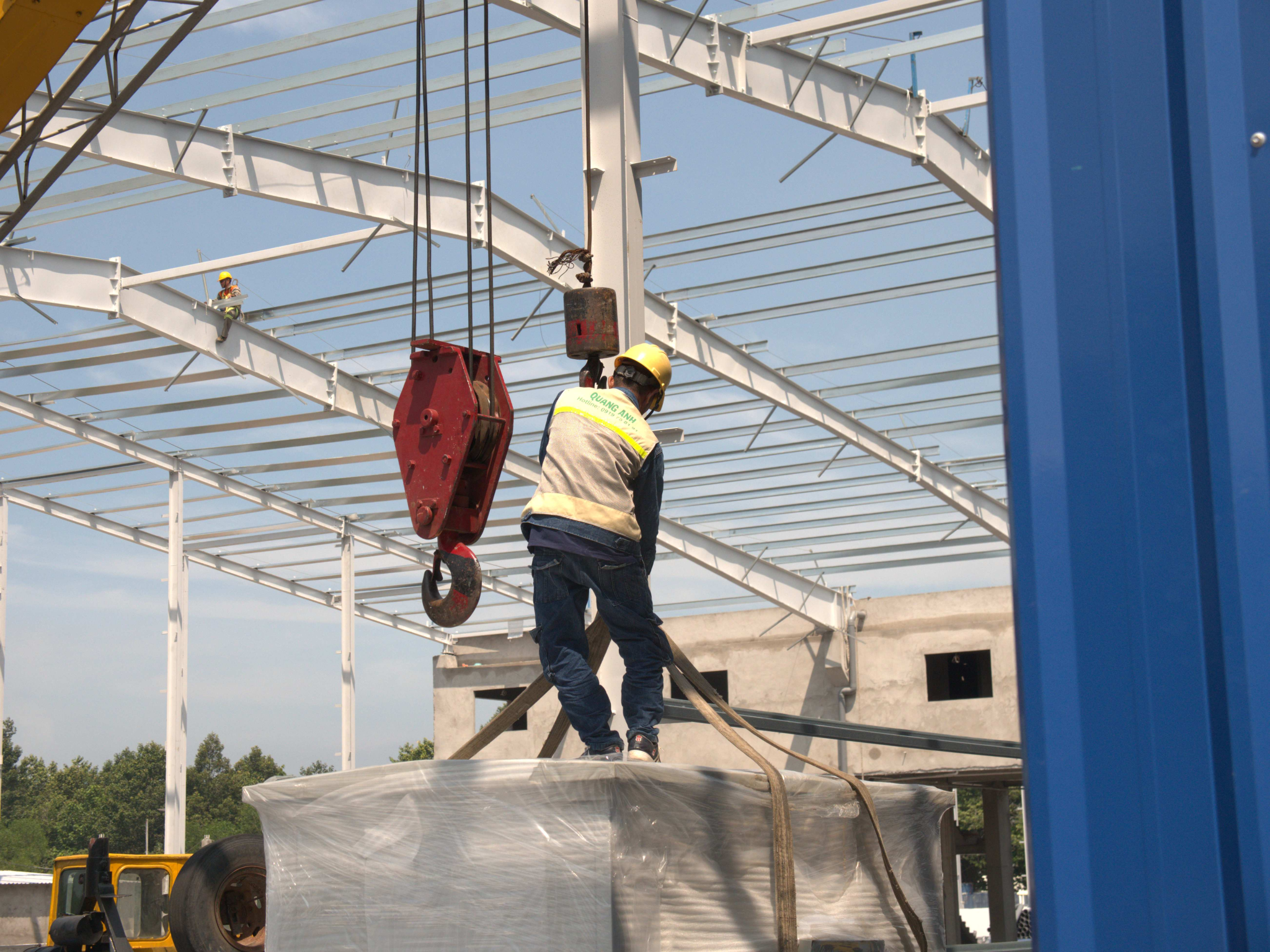 QuangAnhcons : Partenaire fiable dans la construction électromécanique. Entrepreneur MEP au travail dans une usine.
