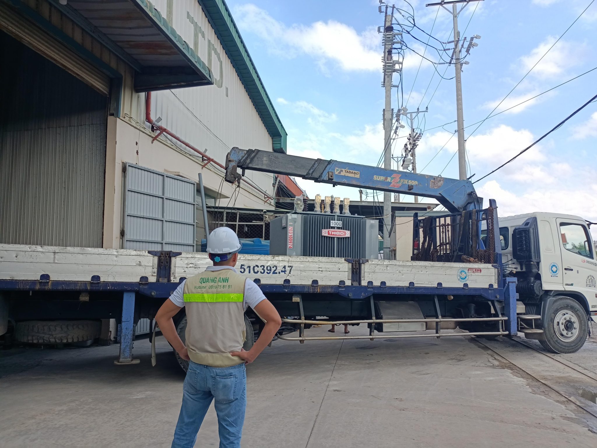 Đường truyền tải điện từ trạm biến áp tới khu dân cư.