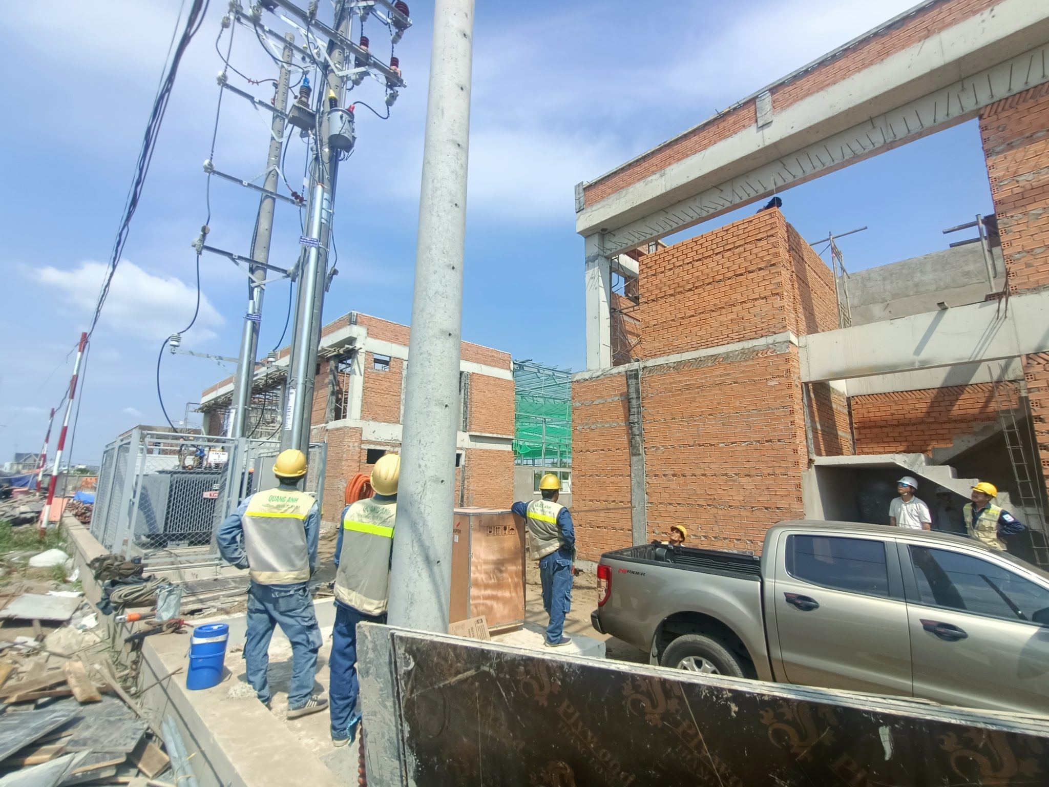 Trạm biến áp trung thế, cao thế với đường dây điện.