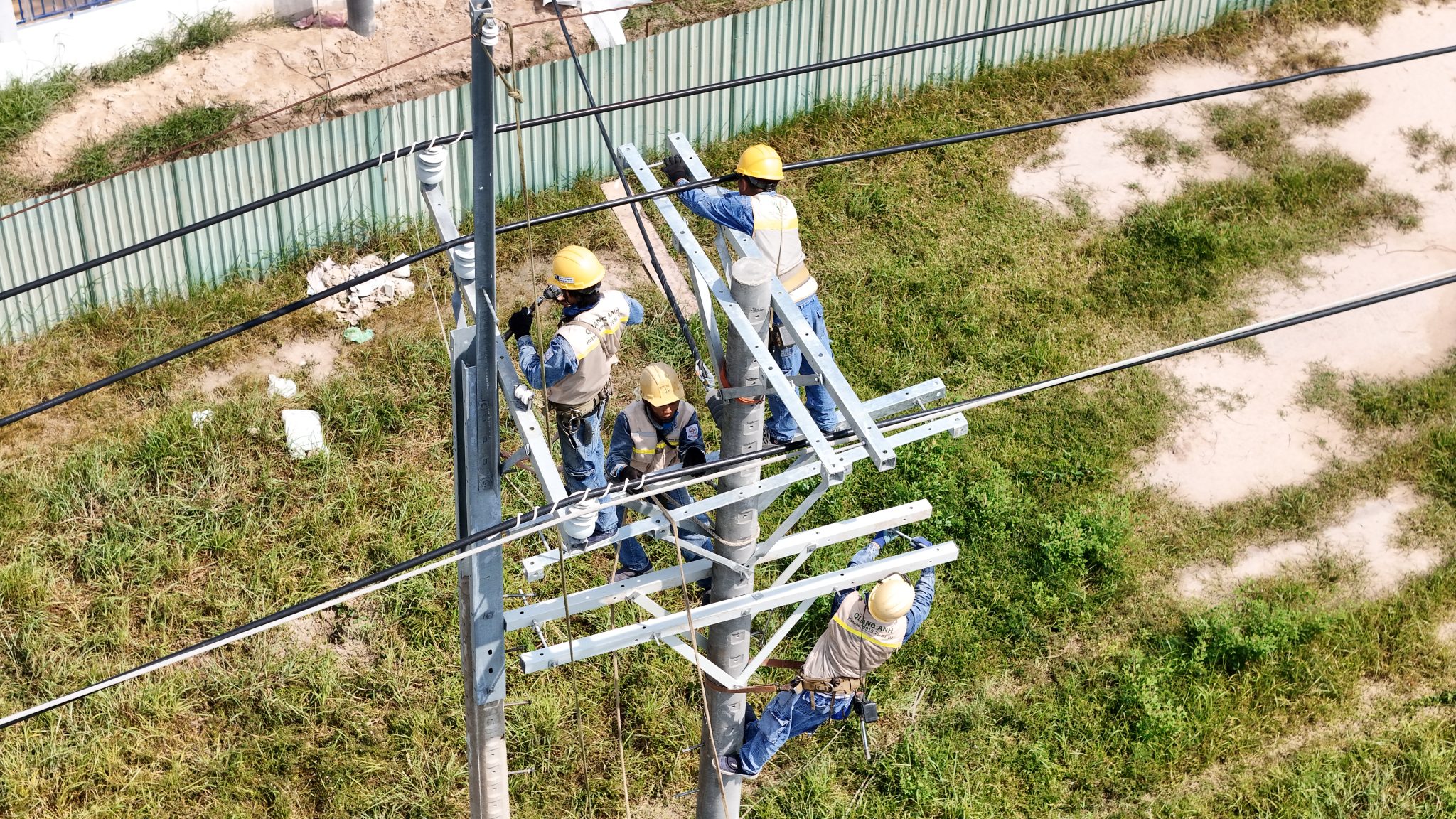 QuangAnhconsによって行われる現場での安全検査活動。