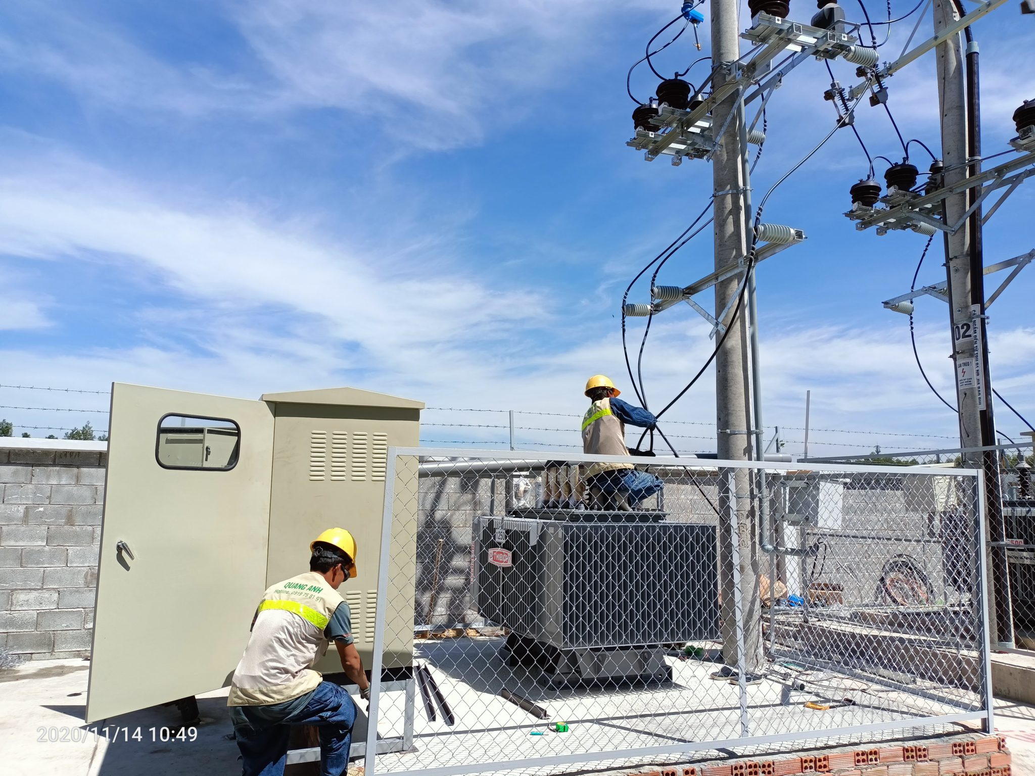 電気自動車の充電ステーションを設置する エンジニアが設置する電気自動車充電ステーション