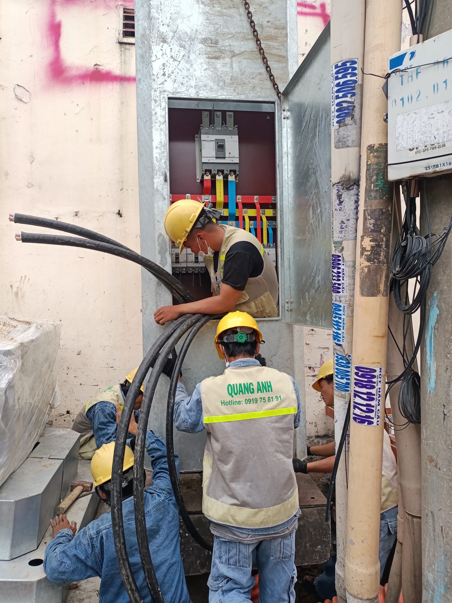 屋外の大容量送電変電所。