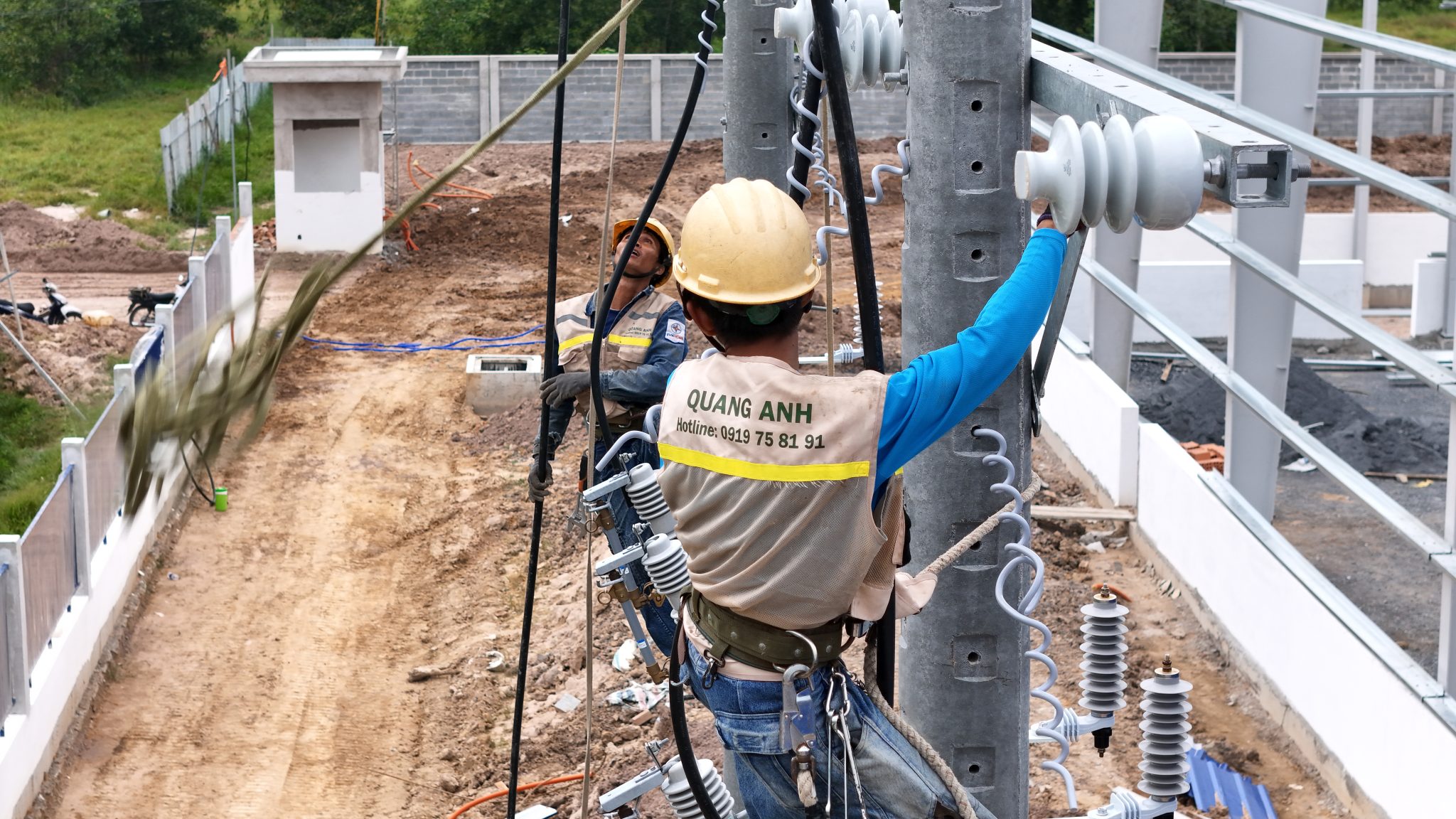 電柱のある屋外変電所。