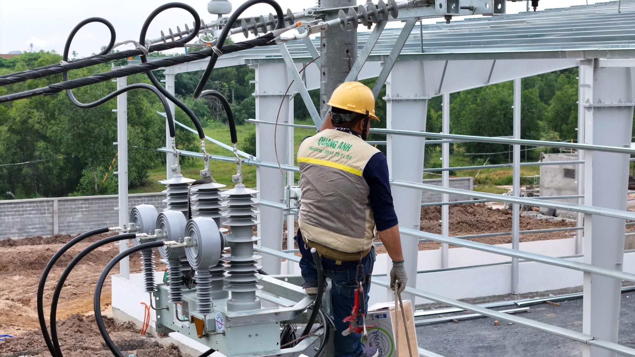 Giải pháp năng lượng tái tạo từ QuangAnhcons Renewable energy systems including solar panels and wind turbines by QuangAnhcons.