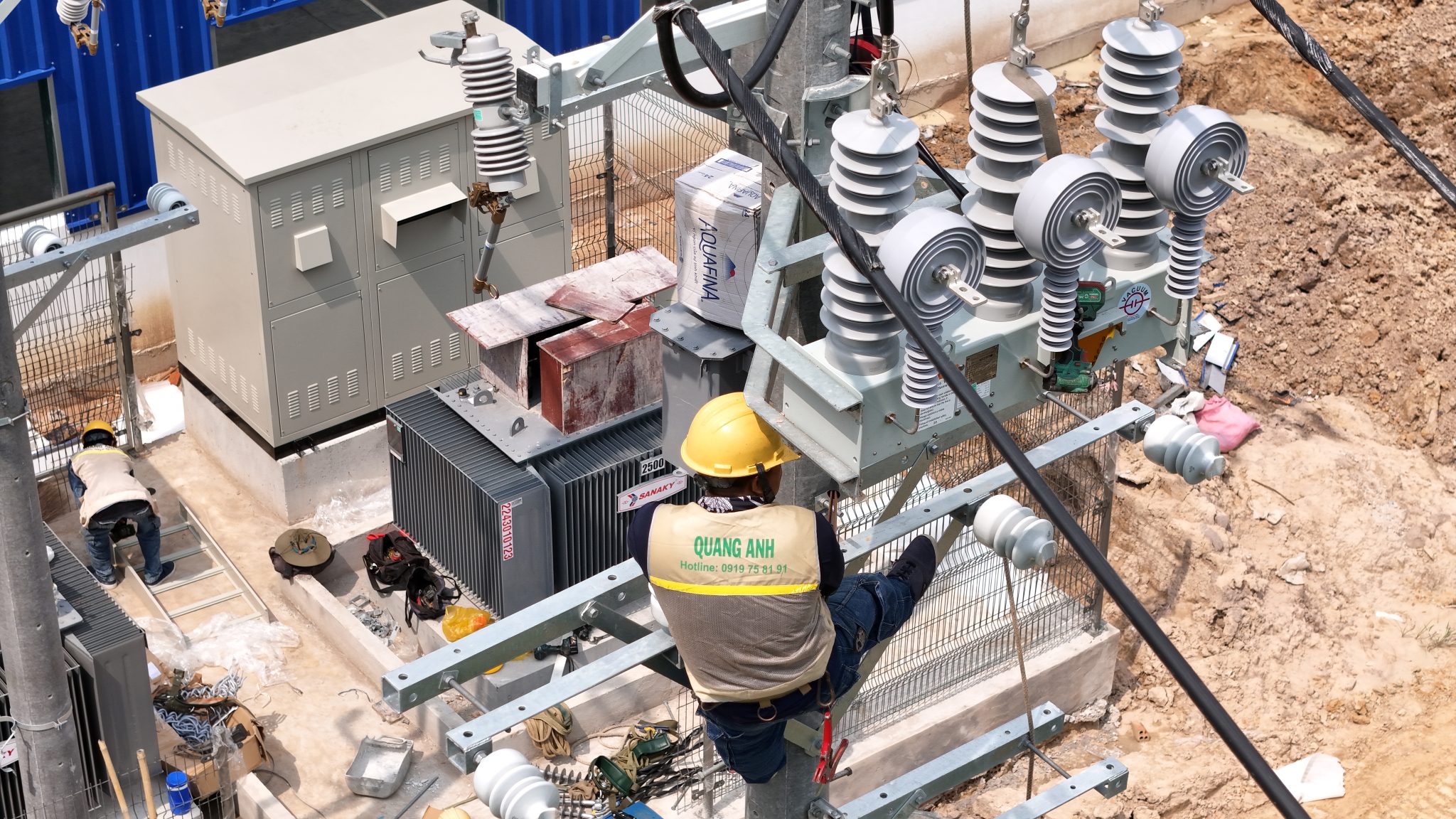 変電所修理 技術者グループが変電所を検査している。