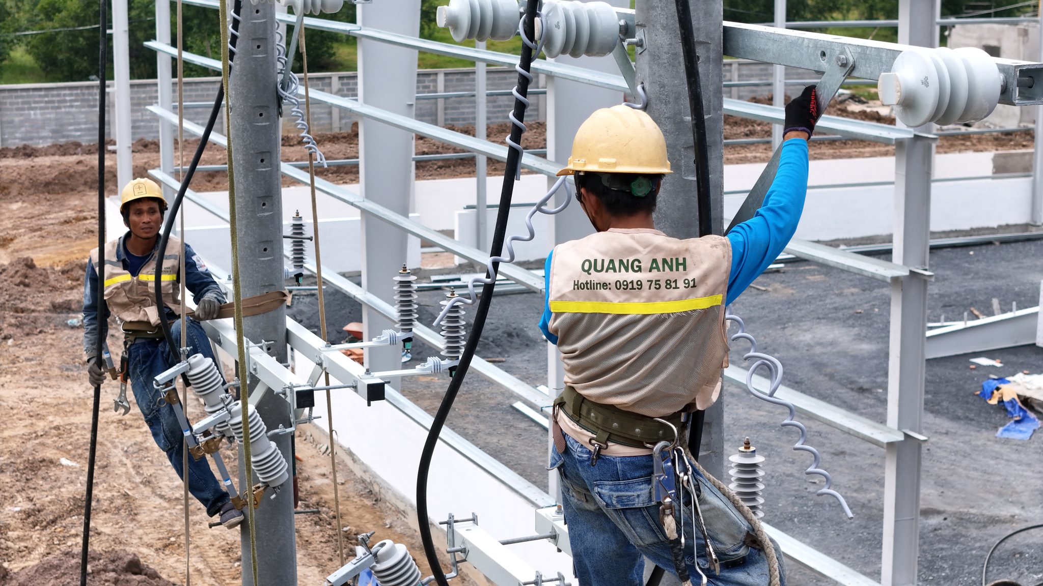 Kỹ thuật viên thực hiện bảo trì trạm biến áp.