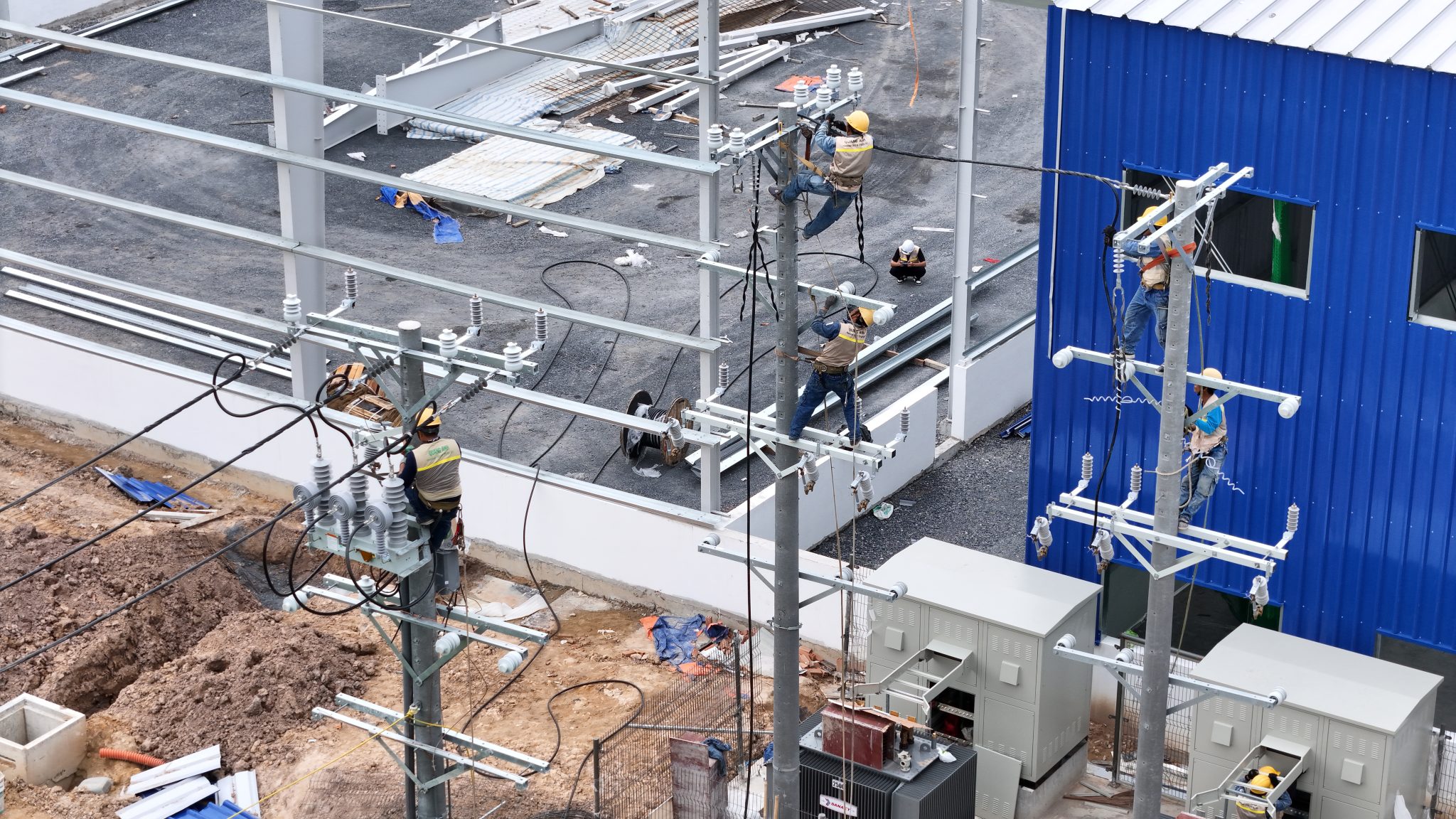 産業環境で電気システムを点検する技術者。