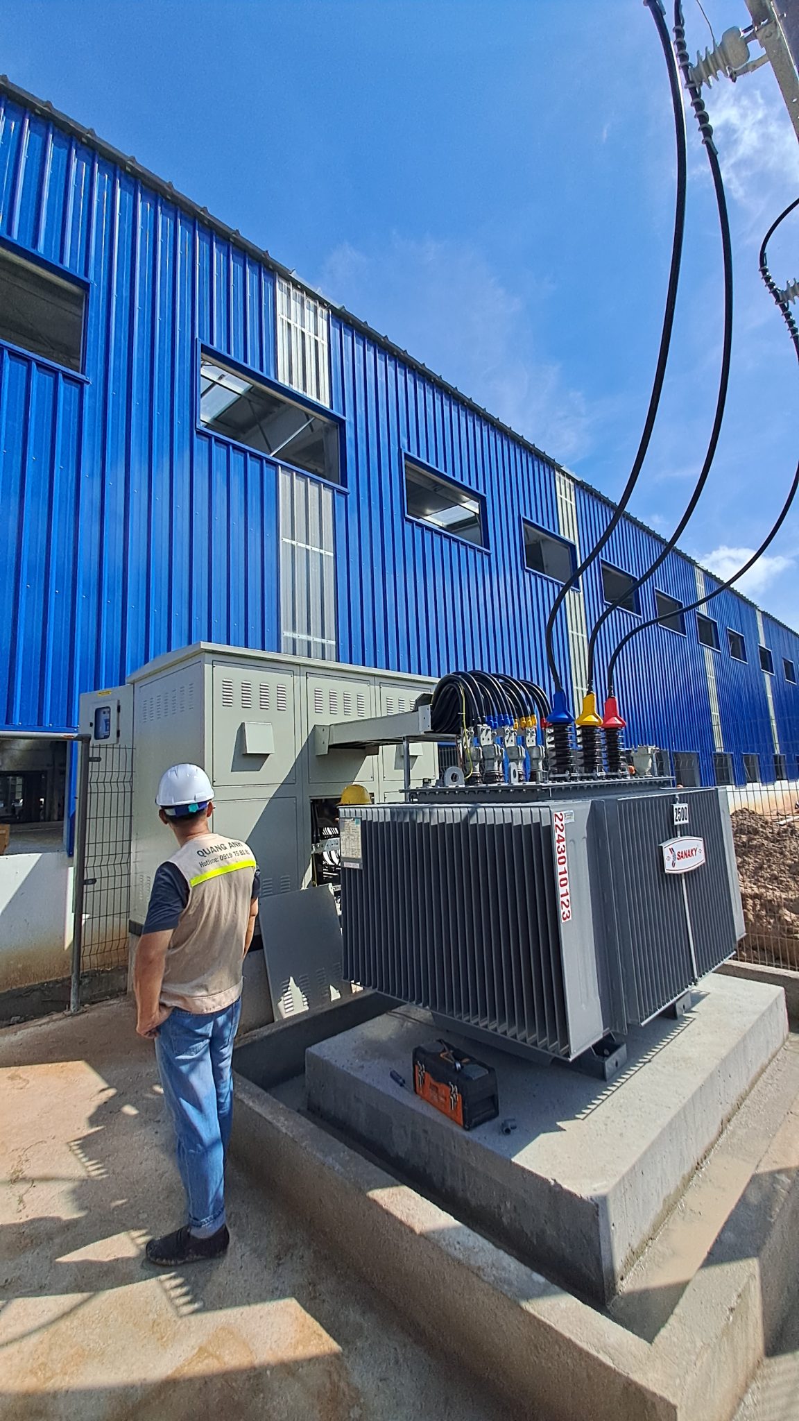 産業用変電所と再生可能エネルギー。 産業用変電所を設置する作業員。