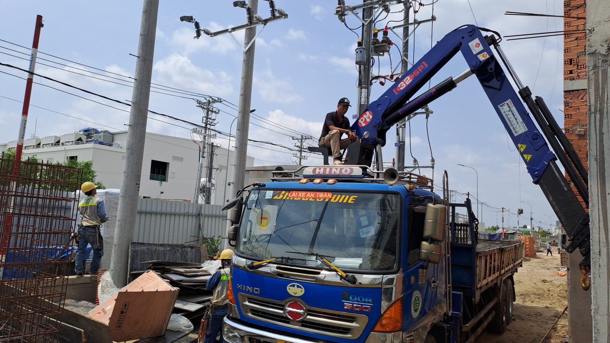 現代的な電力インフラ 高電圧送電線と現代的な発電所