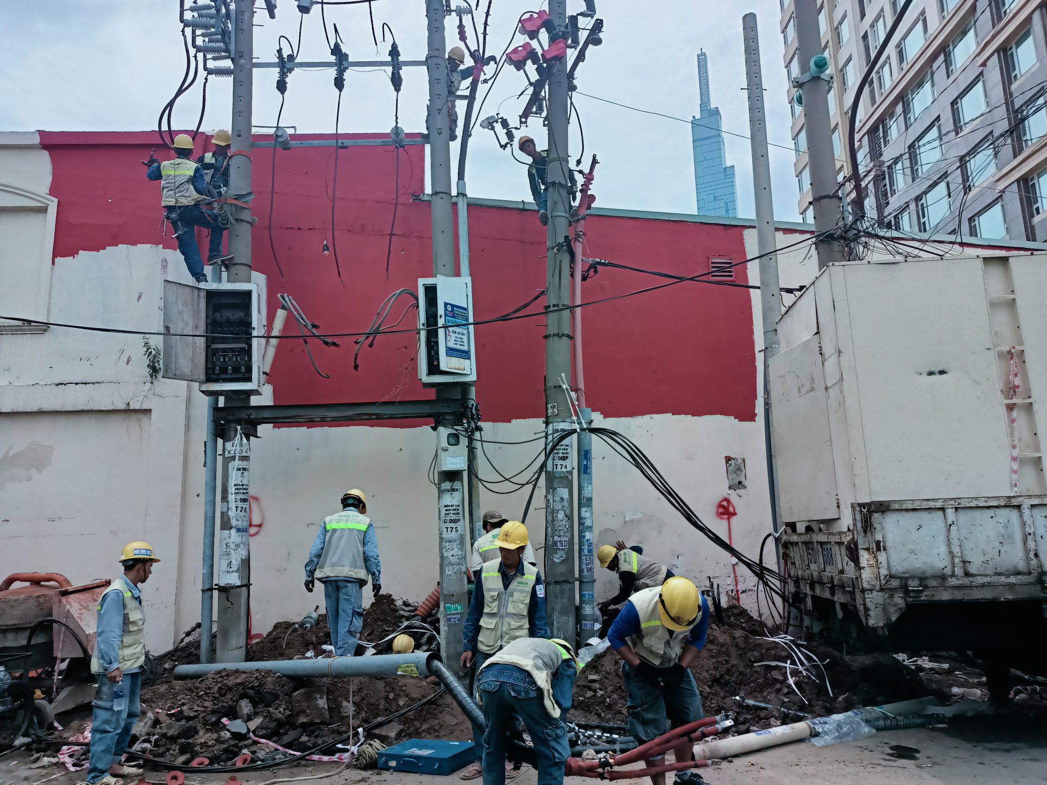 保守を行うエンジニア 工場電気システム上で保守を行うエンジニア