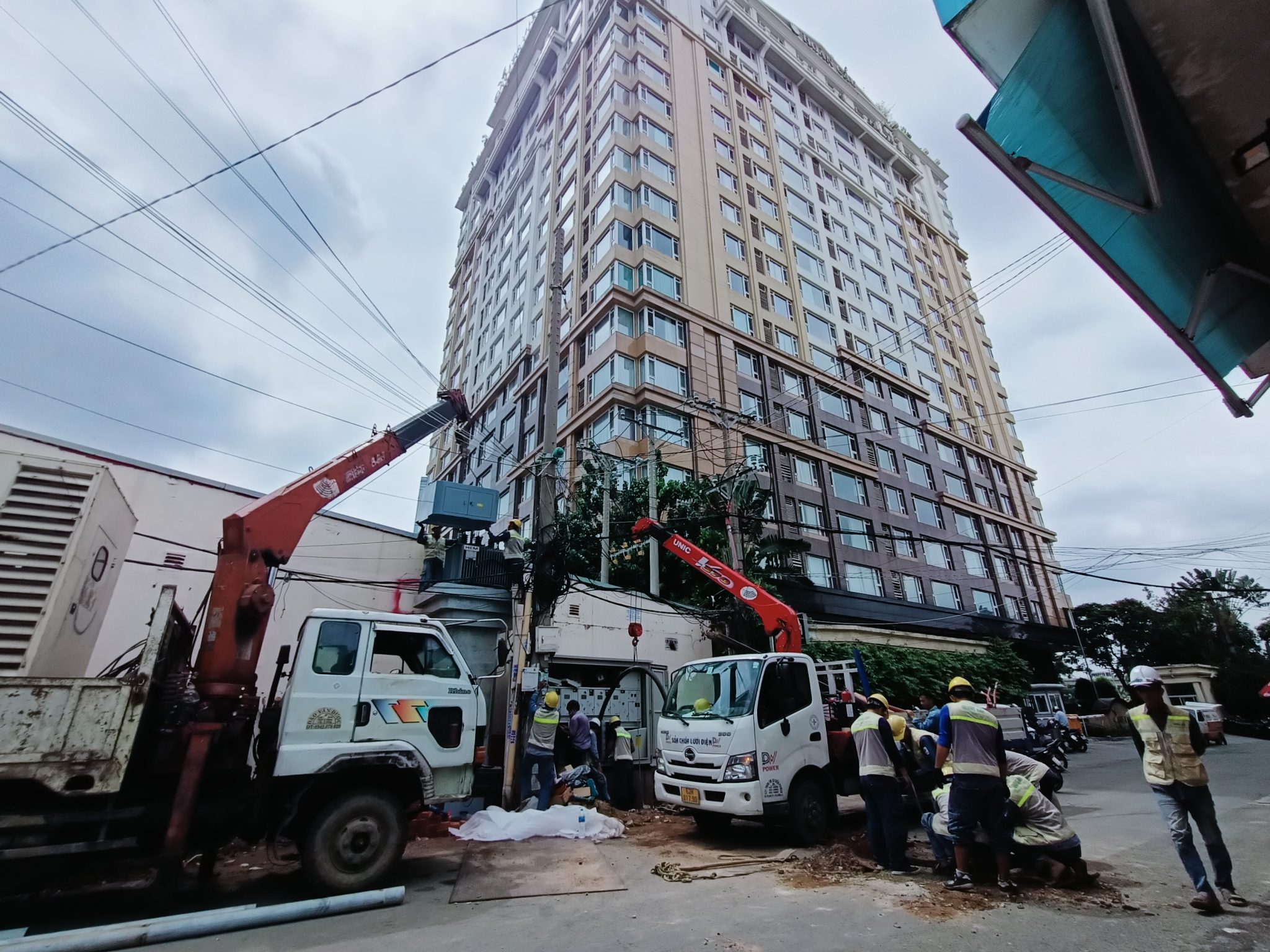 Trạm biến áp với biển tên và cảnh báo.