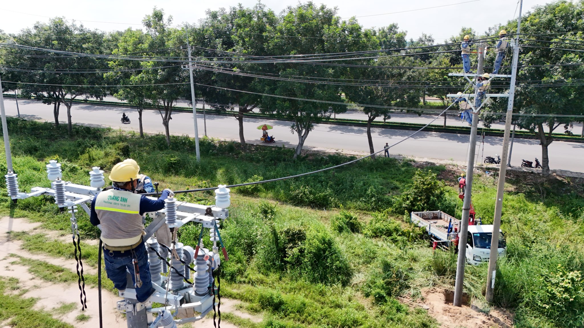 Kỹ thuật viên kiểm tra hệ thống điện trạm biến áp.