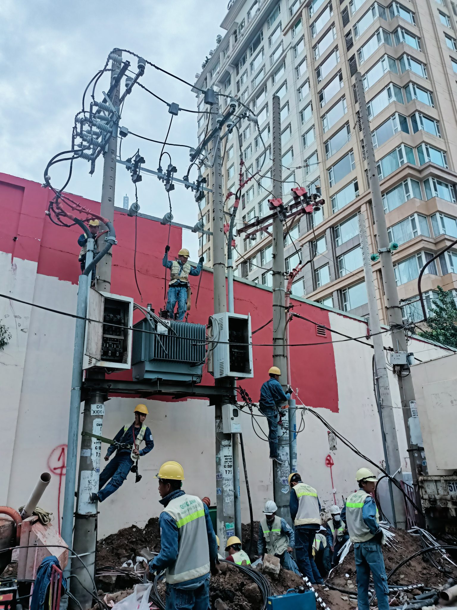 Lắp đặt máy biến áp trong nhà máy.