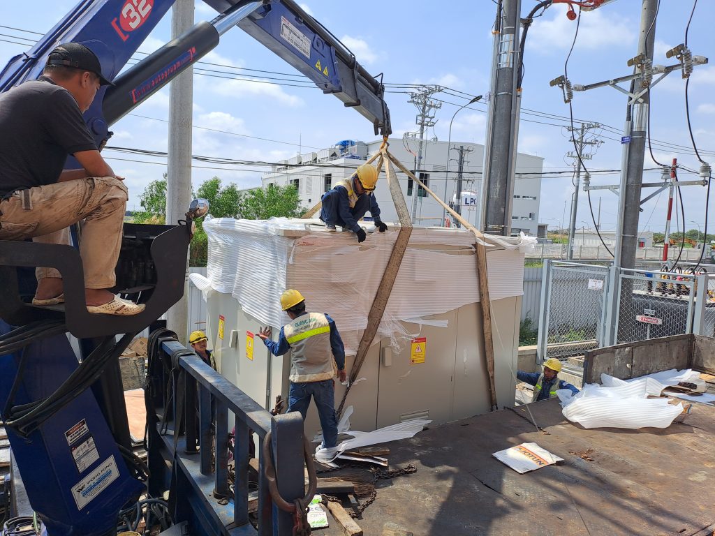 Cẩu nâng cụm tủ điện ngoài trời tại khu vực thi công