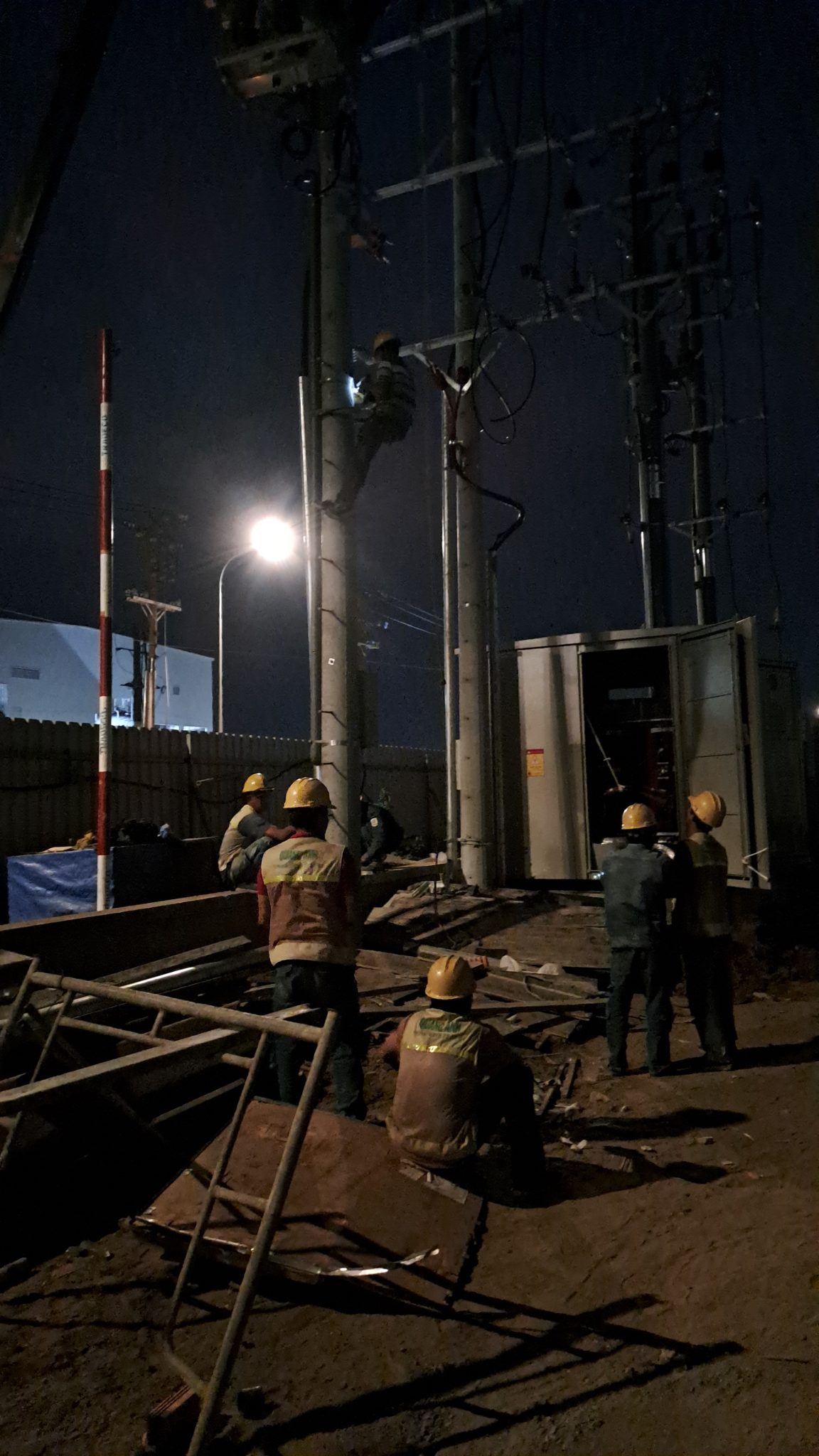 Установка солнечных панелей для дома Крыша с солнечными панелями в жилом доме