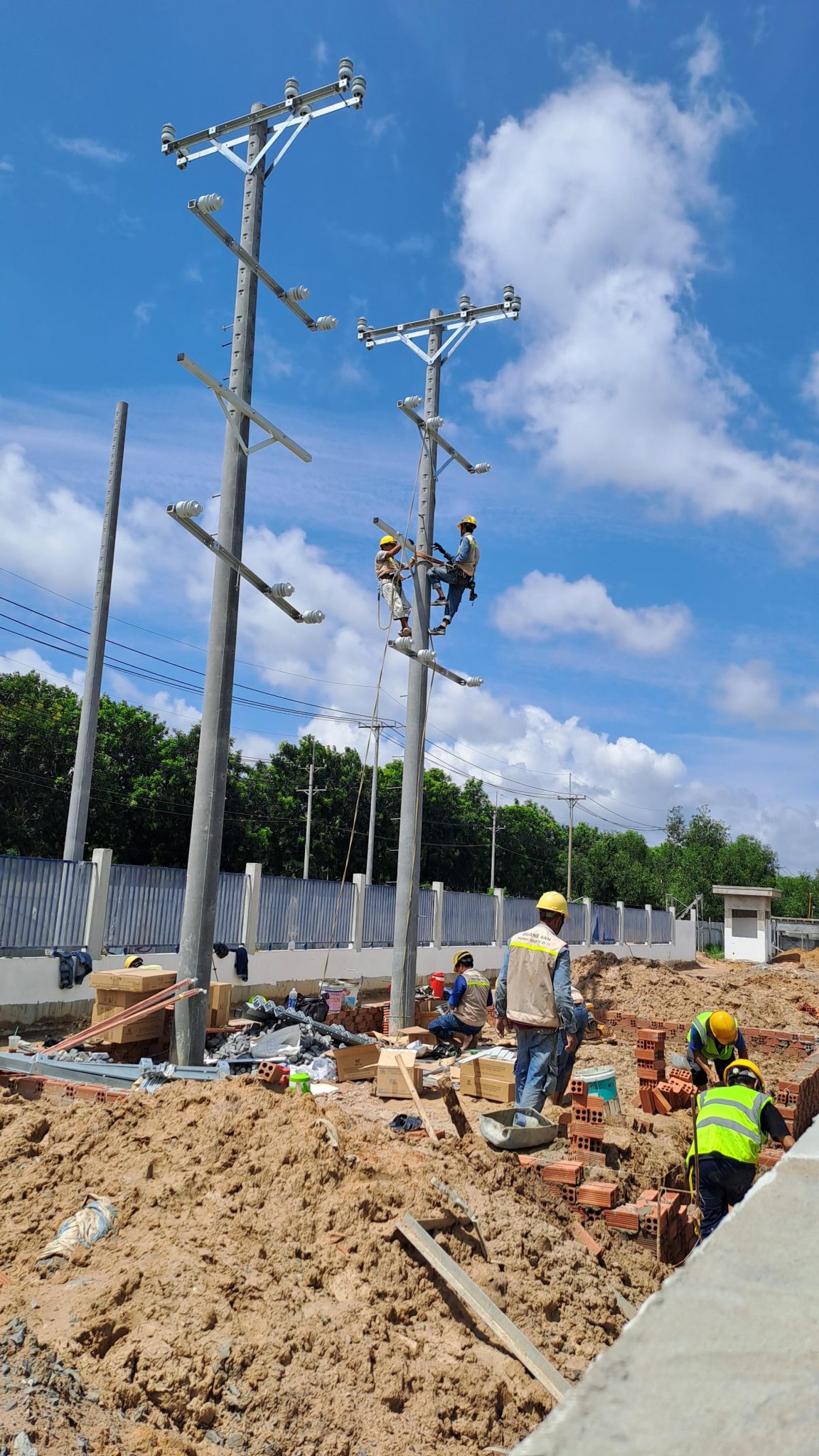 Kỹ sư thực hiện kiểm tra kỹ thuật trong bảo trì điện nhà xưởng.