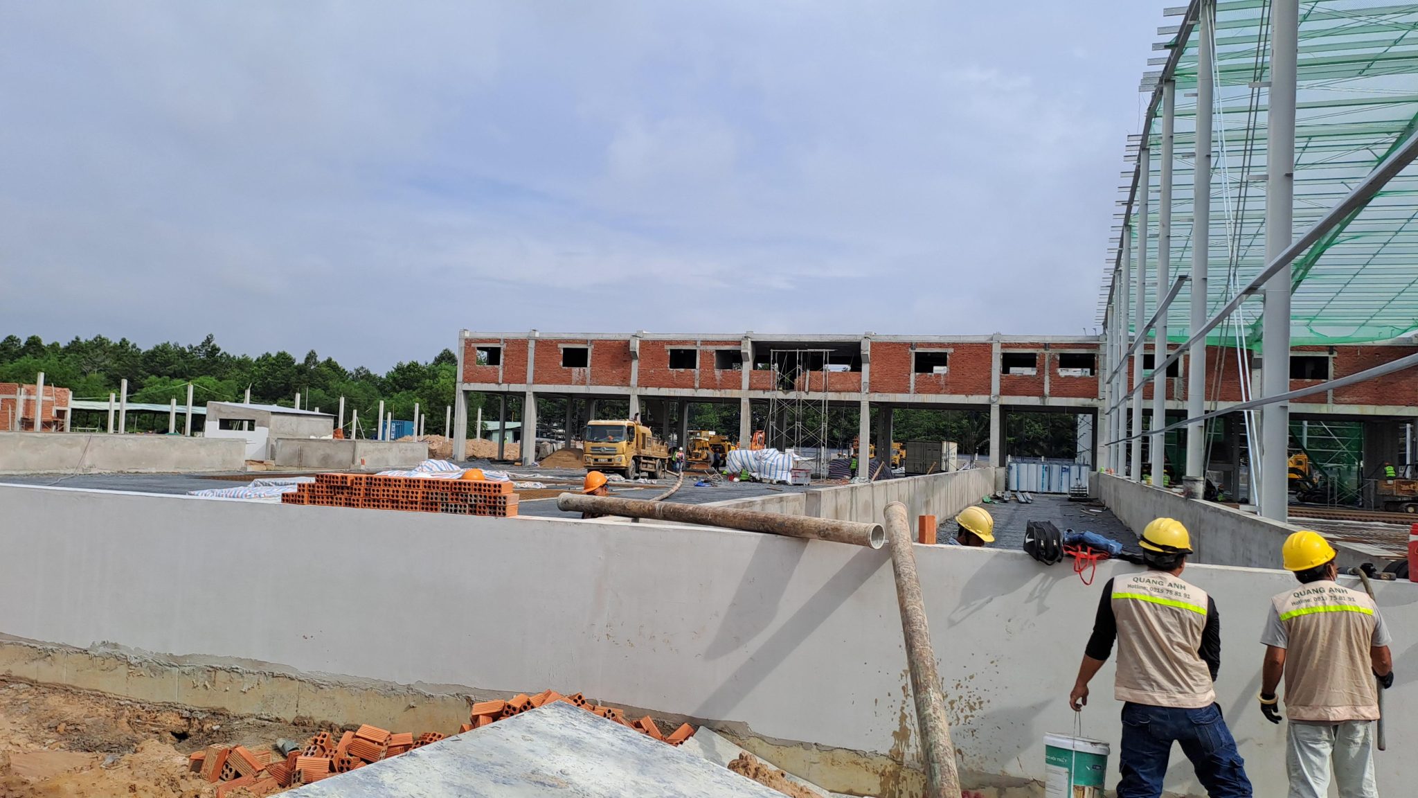 Bảo trì hệ thống điện nhà xưởng với kỹ thuật viên và thiết bị hiện đại.