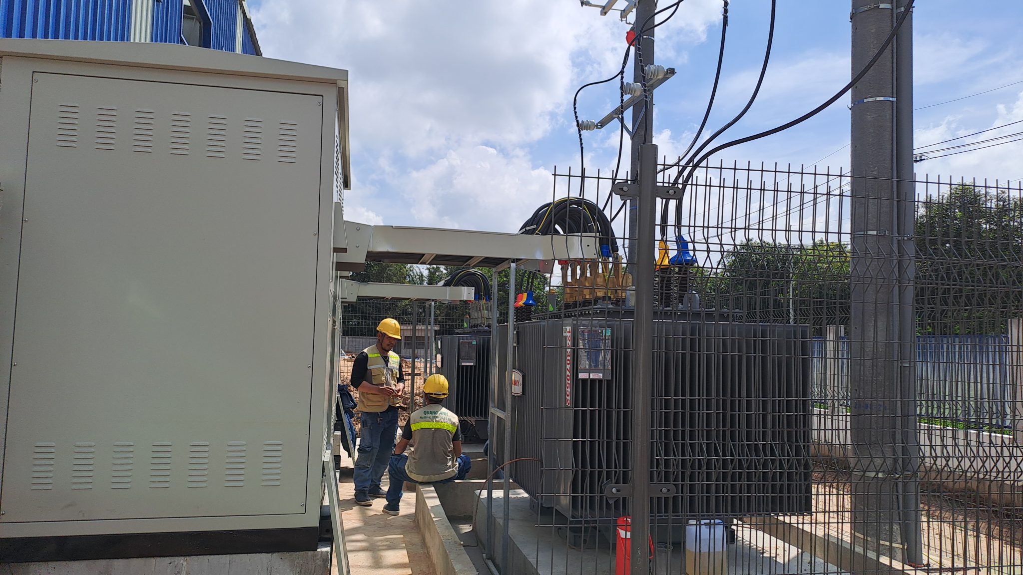 Équipement nécessaire pour le système électrique Équipement du système électrique industriel avec transformateur et armoire électrique industrielle.