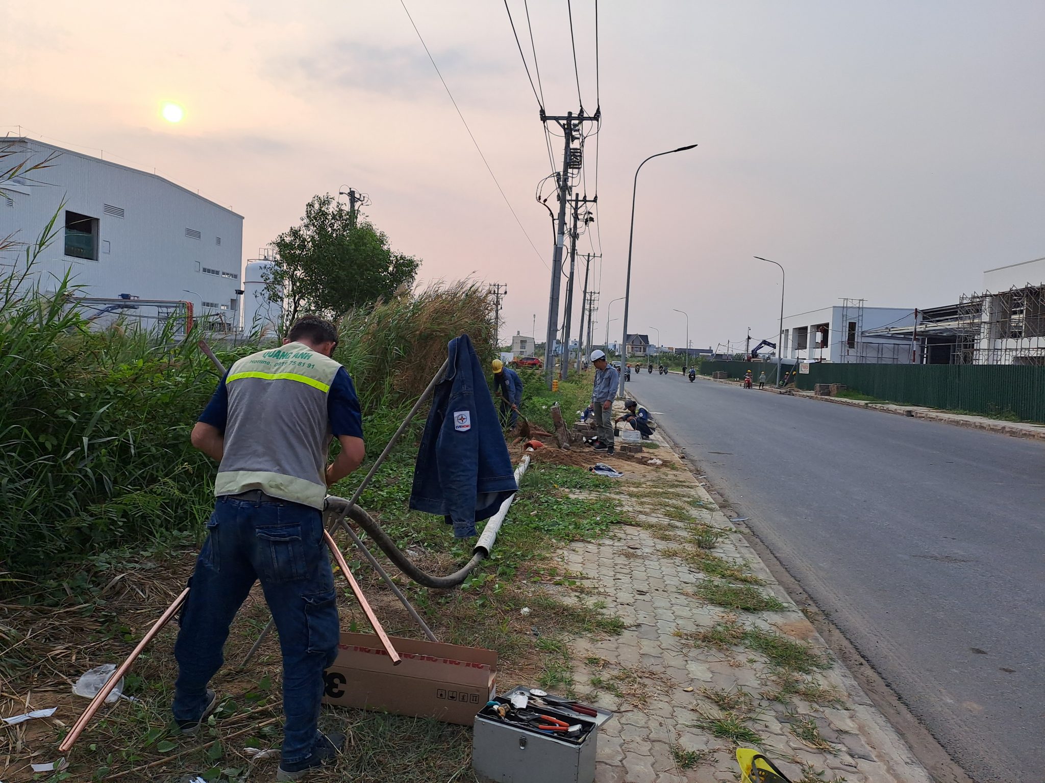 Hình ảnh quy trình lắp đặt hệ thống điện nhà xưởng