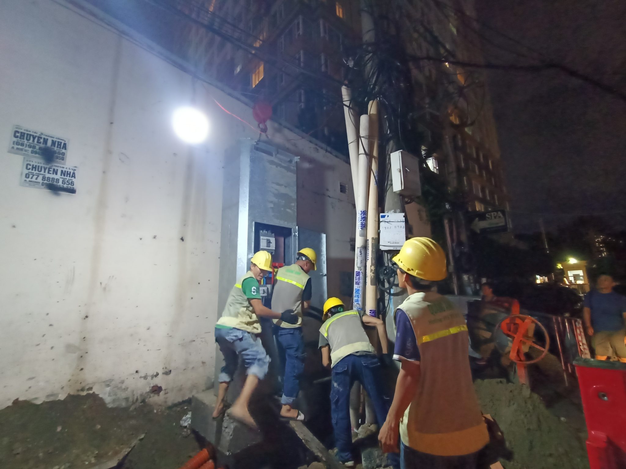 Chi phí thiết kế, vật tư và thi công