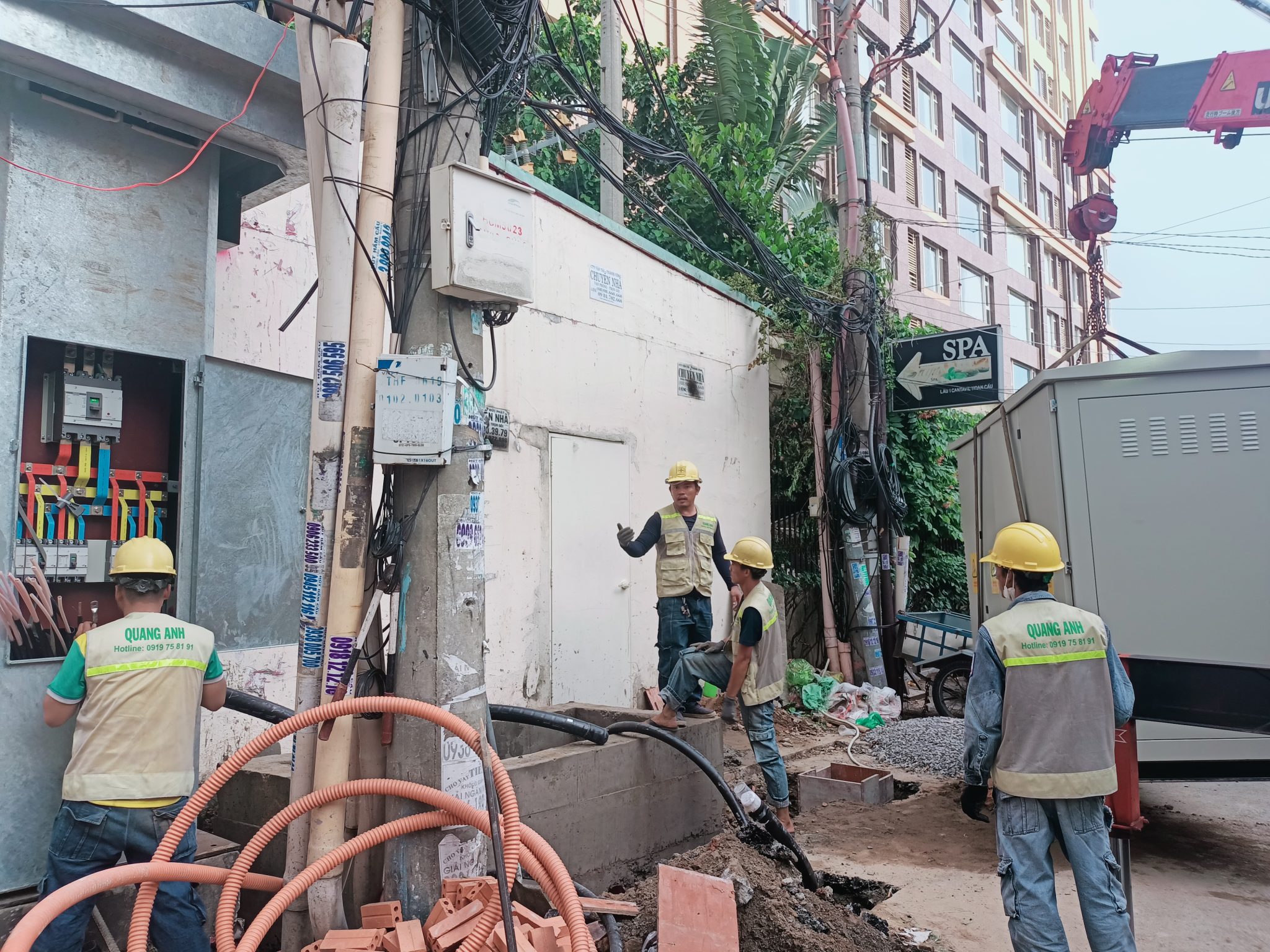 Nhóm kỹ thuật viên solar làm việc trên mặt bằng dự án