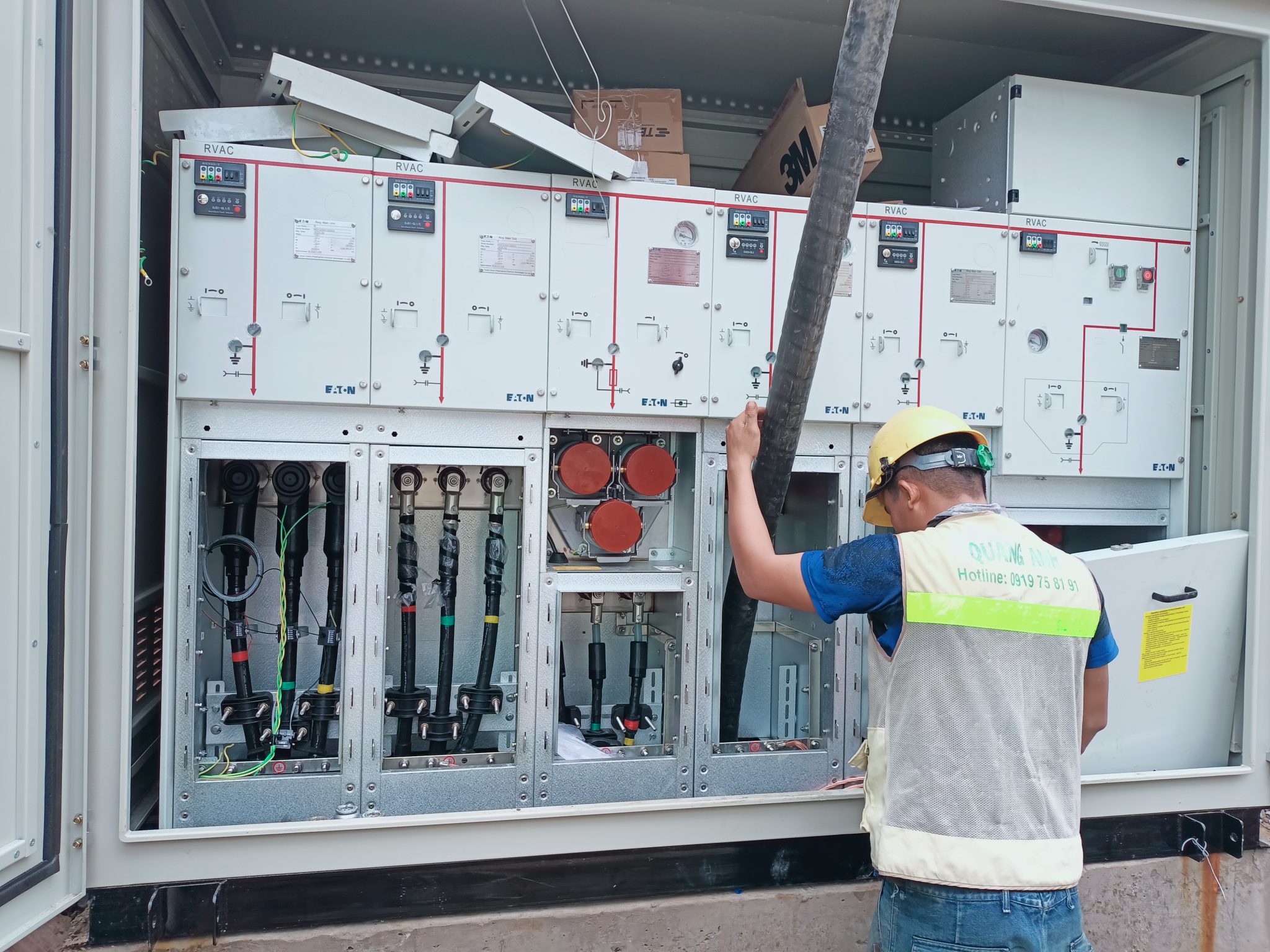 技術人員在太陽能電站清洗模組並檢查逆變器電氣櫃