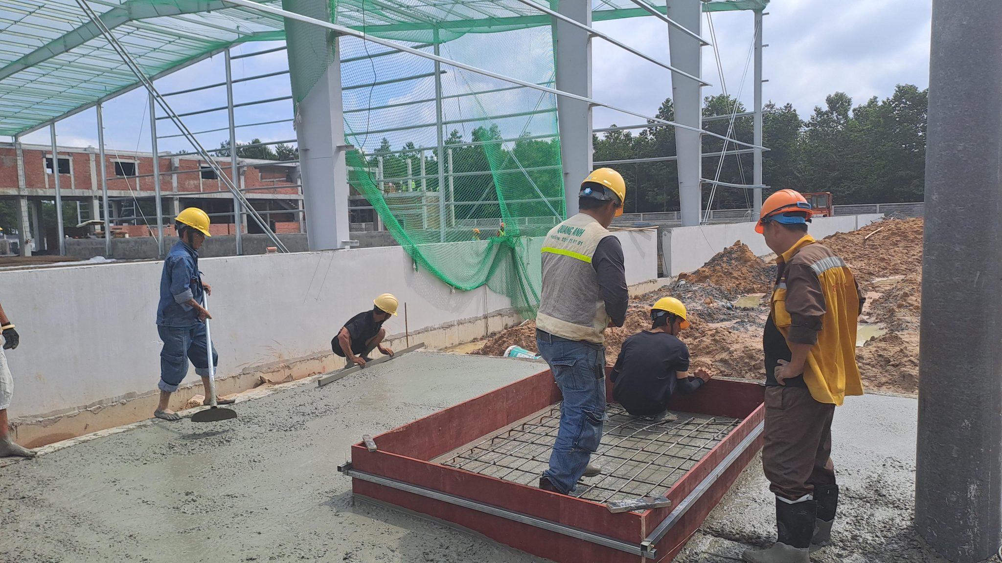 ทีมวิศวกรสำรวจระบบไฟฟ้าของโรงงาน.