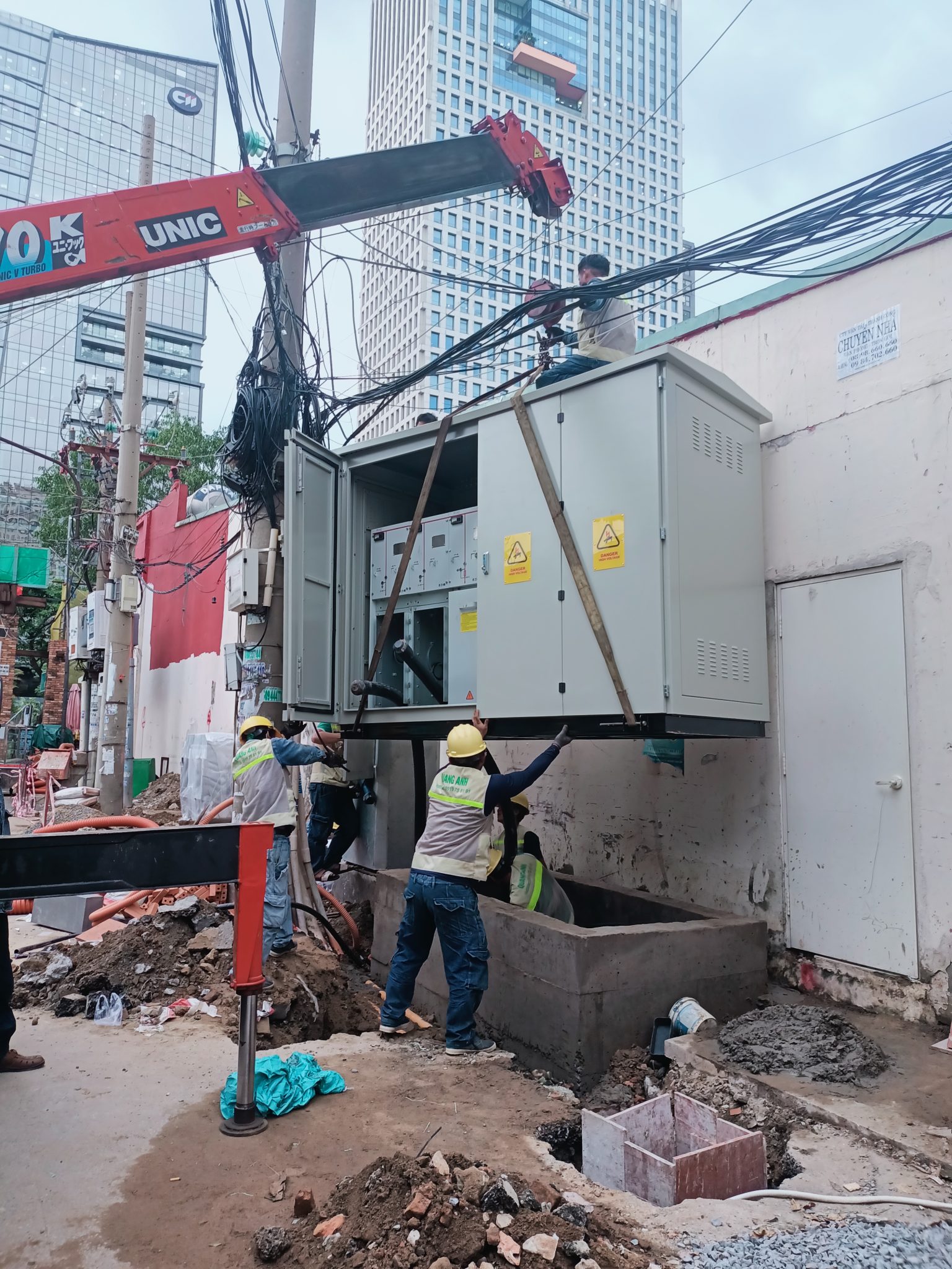 การติดตั้งระบบรางและท่อสายไฟฟ้าในโรงงาน