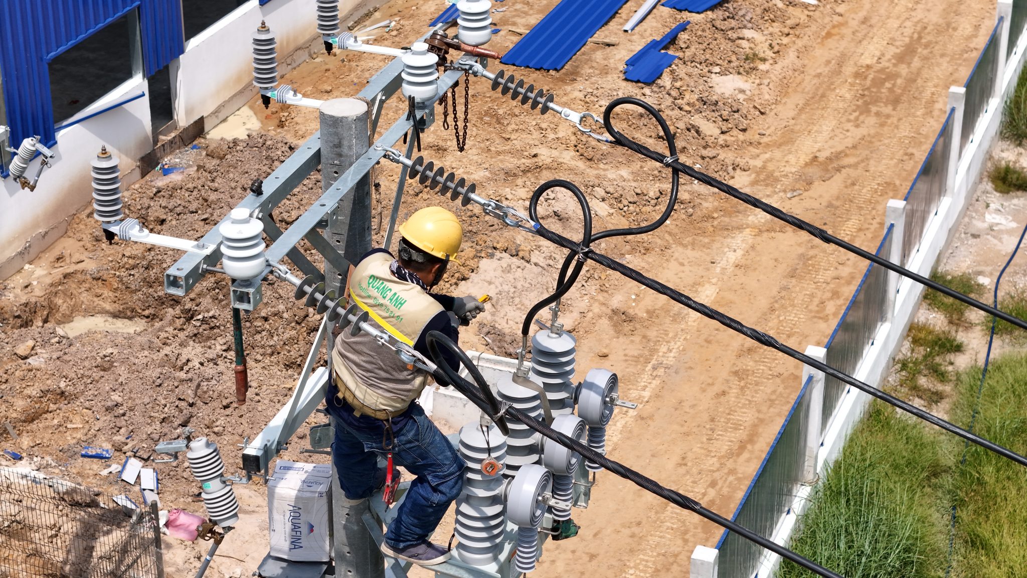 Nhân viên bảo trì kiểm tra bảng điện công nghiệp